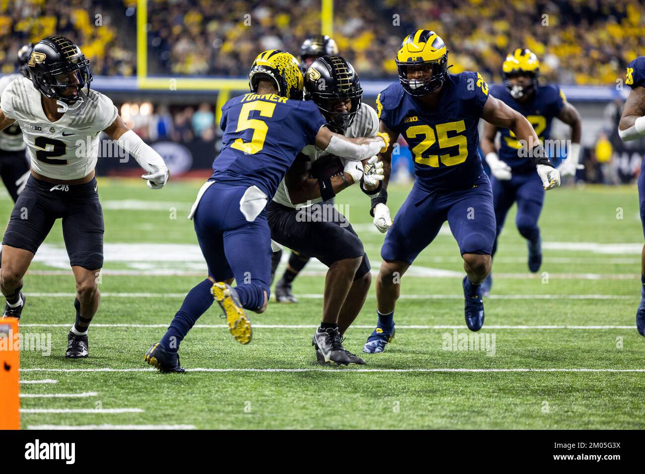 03. Dezember 2022: Purdue Wide Receiver Tyrone Tracy Jr. (3) fährt mit dem Ball, während Michigan Defensive Back DJ Turner (5) während der NCAA-Fußballspiele zwischen den Purdue Boilermakers und den Michigan Wolverines im Lucas Oil Stadium in Indianapolis, Indiana, spielt. Michigan besiegte Purdue 43-22. John Mersits/CSM. Stockfoto