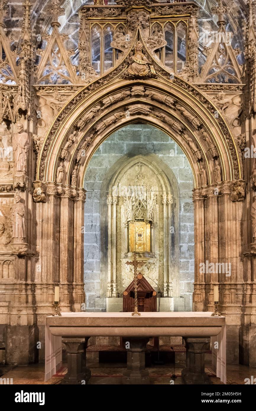 Architektonische Details der Kapelle des Heiligen Kelches, die sich im Inneren der Kathedrale von Valencia im historischen Stadtzentrum befindet Stockfoto