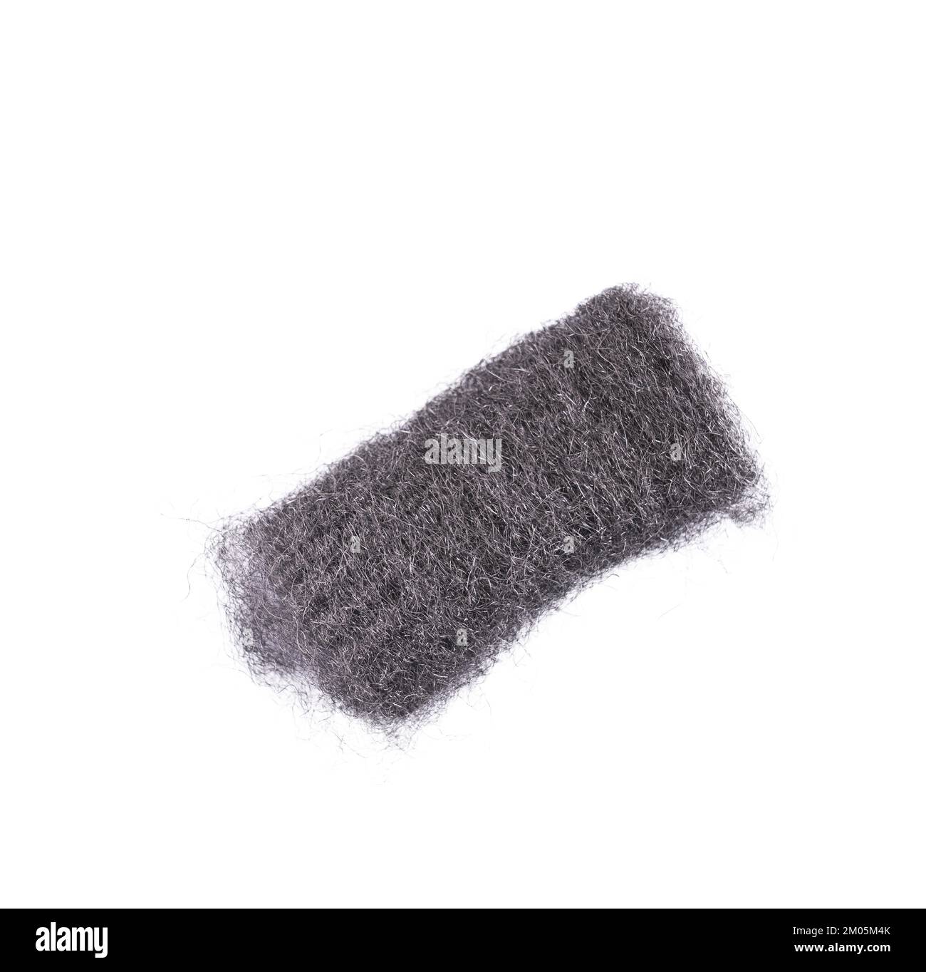 Ein metallischer Scheuerschwamm auf einer transparenten Oberfläche Stockfoto