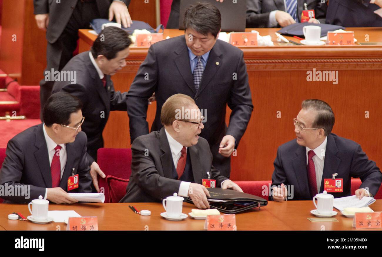 Jiang Zeming, Zentrum, spricht mit Wen Jiabao, während Hu Jintao auf dem 18.. CPC-Kongress in der Großen Halle des Volkes in Peking zuhört. 08NOV12 Foto von Simon Song ***NICHT ZU WERBEZWECKEN*** Stockfoto