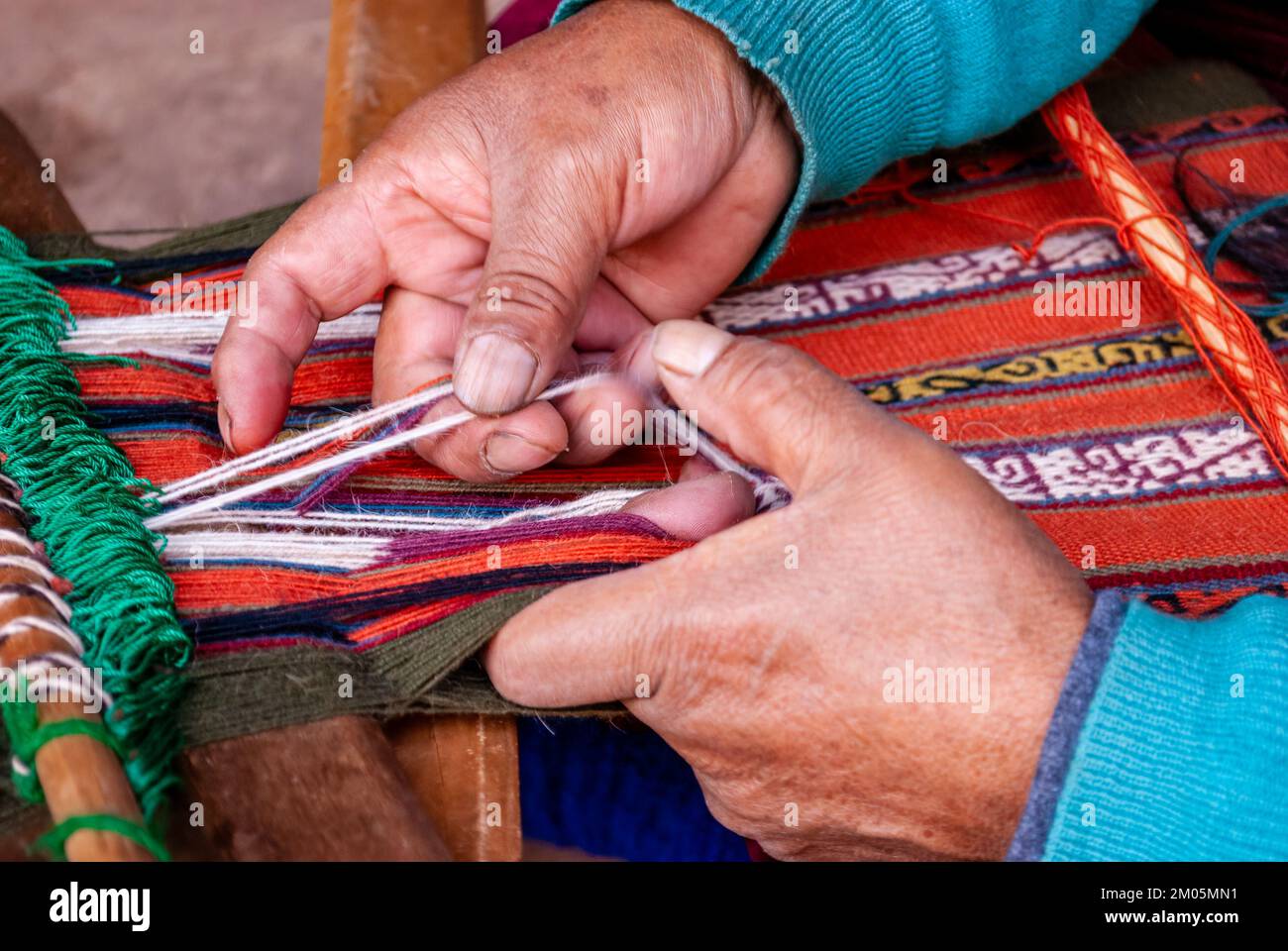 Nahaufnahme von Webstoffen mit Handwebstühlen in Peru Stockfoto