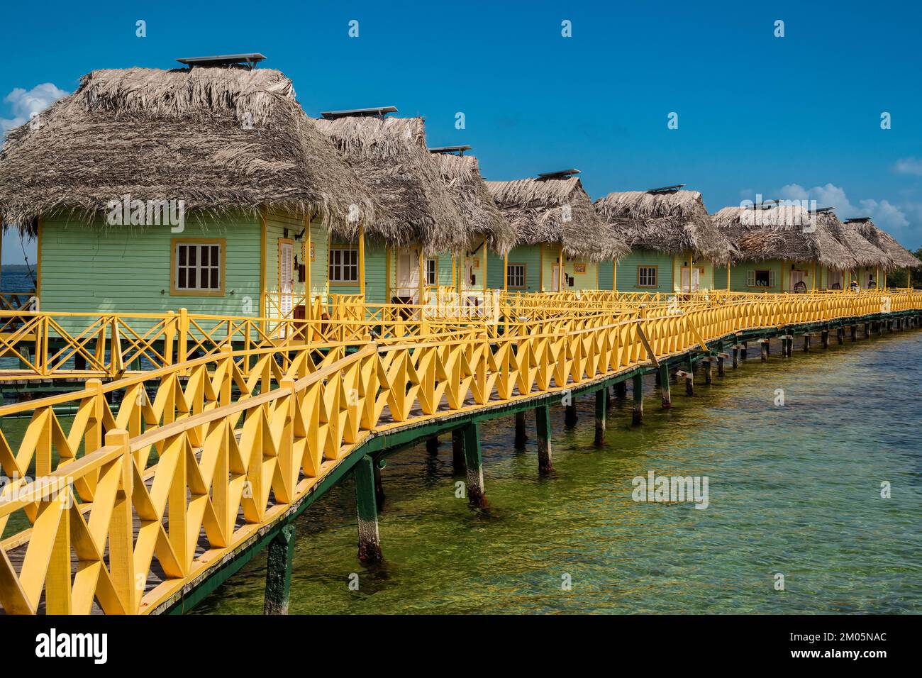 Überwasser-Bungallows in Punta Caracol Acua Lodge, Bocas del Toro, Panamá Stockfoto