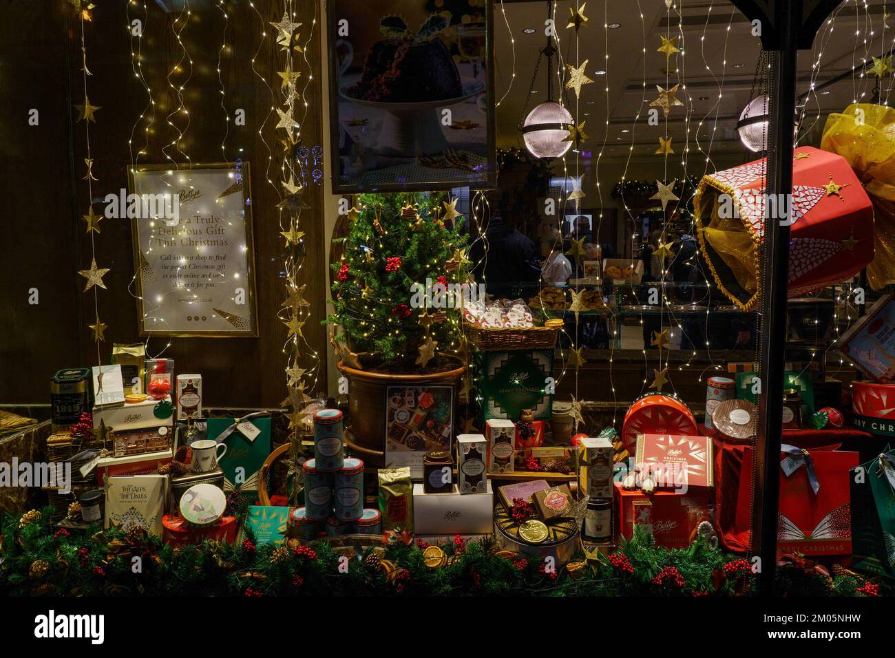 Betty's Café and Tea Rooms bietet ein Schaufenster mit Schokoladenschachteln, Keksen, Shortbread und einem Weihnachtsbaum. Harrogate, England, Großbritannien. Stockfoto