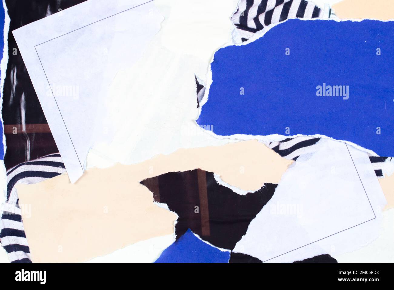 Alte Grunge zerrissen Collage Poster zerknittert zerknittert Papier Plakette Textur Hintergrund. Zerrissene verblasste Papierhintergrund Oberfläche Plakat Stockfoto