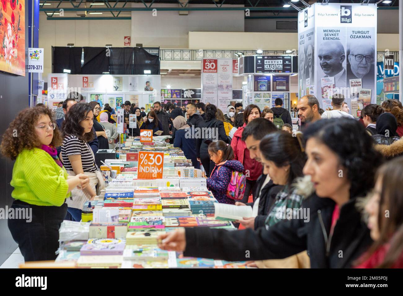 Istanbul, Türkei. 4. Dezember 2022: Nach dem Covid-19-Ausbruch in Beylikduzu, Istanbul Turkiye am 4. Dezember 2022, öffnete die Internationale Buchmesse Istanbul ihre Türen zum 39.. Mal im TUYAP Istanbul Fair and Congress Center. Organisiert von TUYAP, TUM Fuarcılä±k Yapım AS, in Zusammenarbeit mit der Vereinigung der türkischen Verleger, wird die Messe Buchrückgabe in die Stadt bis zum 11. Dezember fortgesetzt. (Kreditbild: © Tolga Ildun/ZUMA Press Wire) Kredit: ZUMA Press, Inc./Alamy Live News Stockfoto