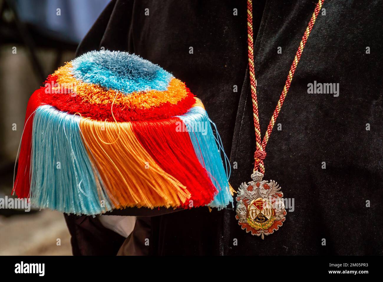 Farbenfroher Hut in der Hand während Corpus Christi, Toledo, Spanien Stockfoto