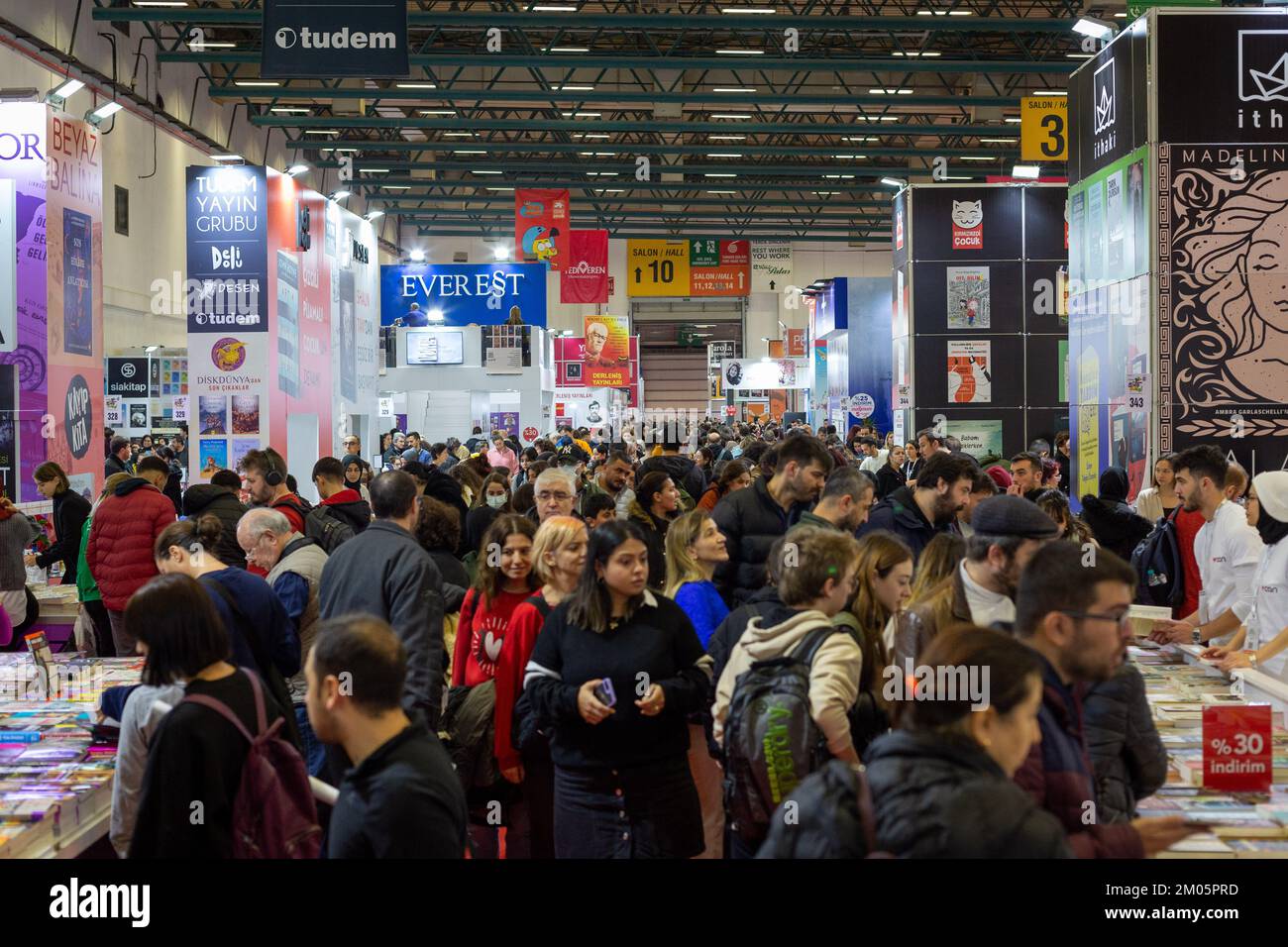 Istanbul, Türkei. 4. Dezember 2022: Nach dem Covid-19-Ausbruch in Beylikduzu, Istanbul Turkiye am 4. Dezember 2022, öffnete die Internationale Buchmesse Istanbul ihre Türen zum 39.. Mal im TUYAP Istanbul Fair and Congress Center. Organisiert von TUYAP, TUM Fuarcılä±k Yapım AS, in Zusammenarbeit mit der Vereinigung der türkischen Verleger, wird die Messe Buchrückgabe in die Stadt bis zum 11. Dezember fortgesetzt. (Kreditbild: © Tolga Ildun/ZUMA Press Wire) Kredit: ZUMA Press, Inc./Alamy Live News Stockfoto