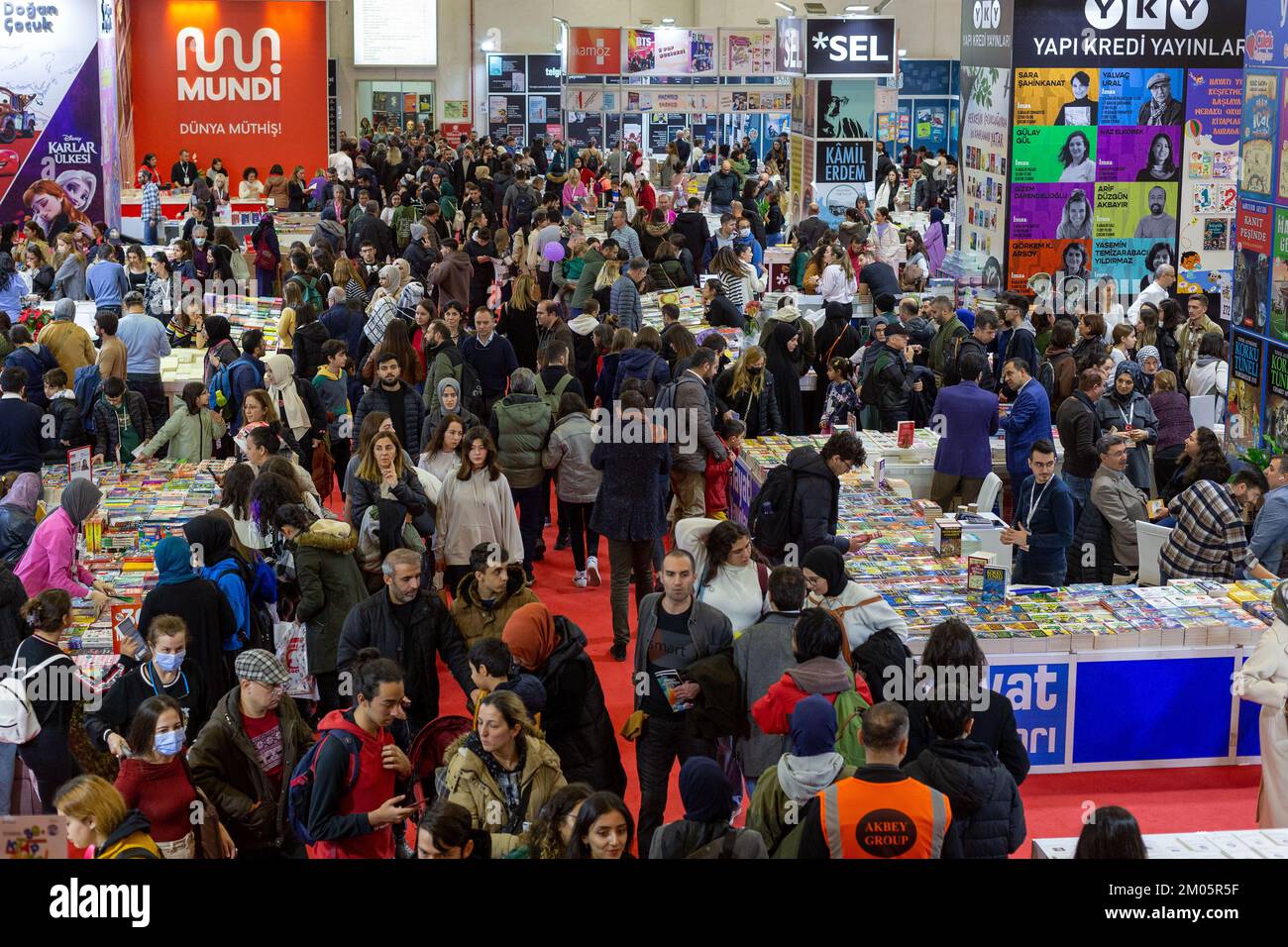 Istanbul, Türkei. 4. Dezember 2022: Nach dem Covid-19-Ausbruch in Beylikduzu, Istanbul Turkiye am 4. Dezember 2022, öffnete die Internationale Buchmesse Istanbul ihre Türen zum 39.. Mal im TUYAP Istanbul Fair and Congress Center. Organisiert von TUYAP, TUM Fuarcılä±k Yapım AS, in Zusammenarbeit mit der Vereinigung der türkischen Verleger, wird die Messe Buchrückgabe in die Stadt bis zum 11. Dezember fortgesetzt. (Kreditbild: © Tolga Ildun/ZUMA Press Wire) Kredit: ZUMA Press, Inc./Alamy Live News Stockfoto