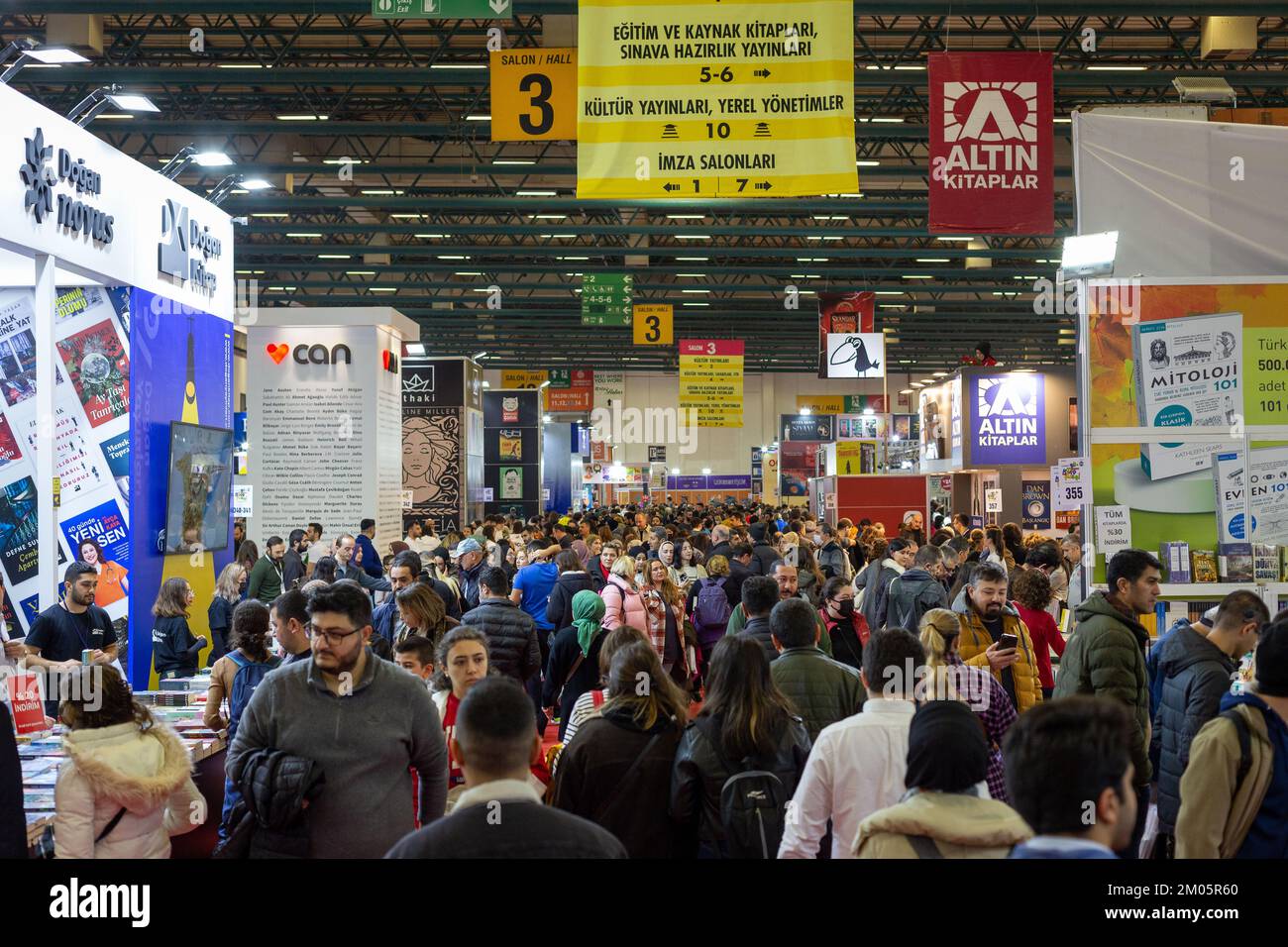 Istanbul, Türkei. 4. Dezember 2022: Nach dem Covid-19-Ausbruch in Beylikduzu, Istanbul Turkiye am 4. Dezember 2022, öffnete die Internationale Buchmesse Istanbul ihre Türen zum 39.. Mal im TUYAP Istanbul Fair and Congress Center. Organisiert von TUYAP, TUM Fuarcılä±k Yapım AS, in Zusammenarbeit mit der Vereinigung der türkischen Verleger, wird die Messe Buchrückgabe in die Stadt bis zum 11. Dezember fortgesetzt. (Kreditbild: © Tolga Ildun/ZUMA Press Wire) Kredit: ZUMA Press, Inc./Alamy Live News Stockfoto