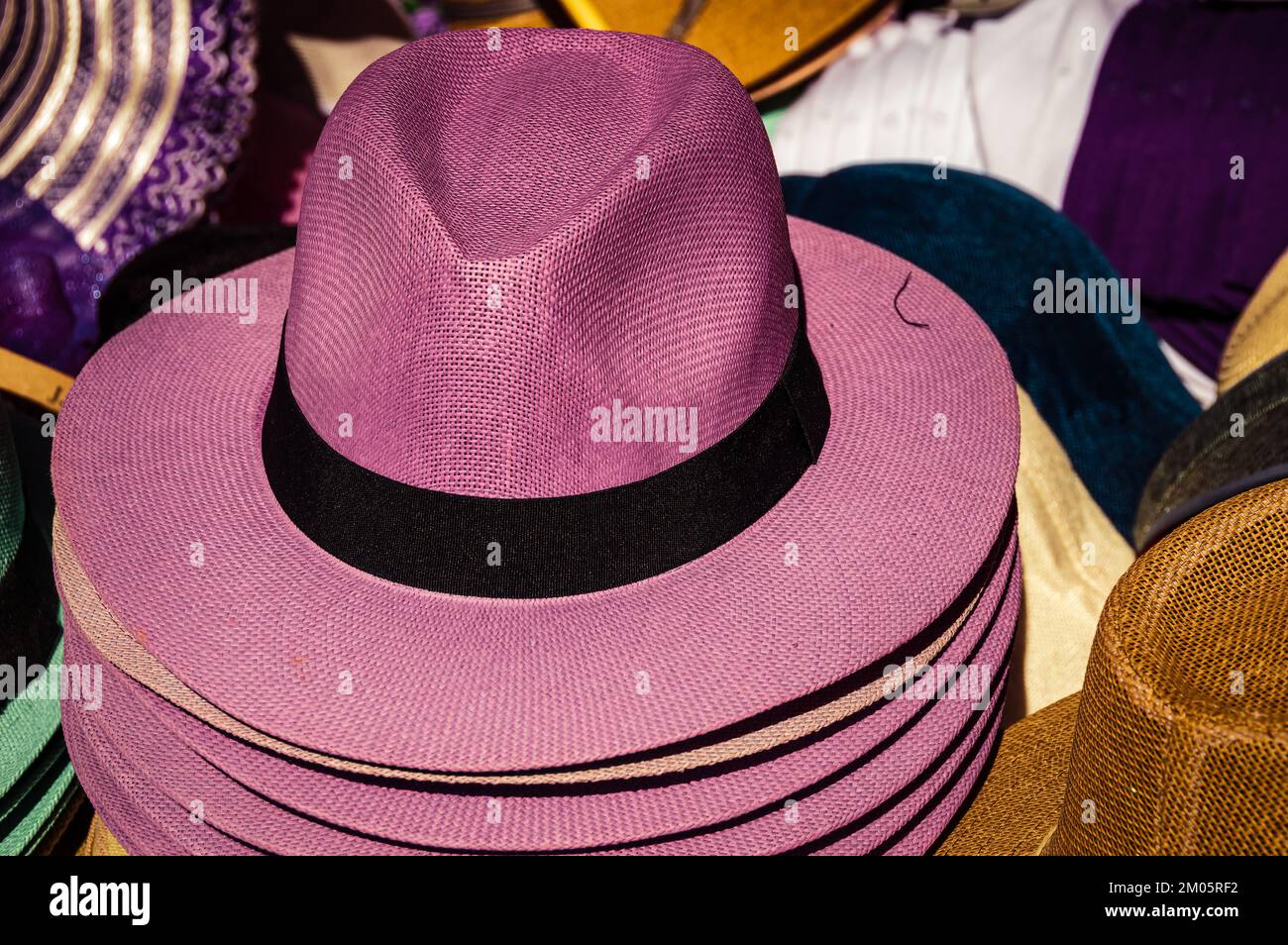 Violetter Hut auf dem Straßenmarkt von Brihuega - Lavander Festival im Juli Stockfoto