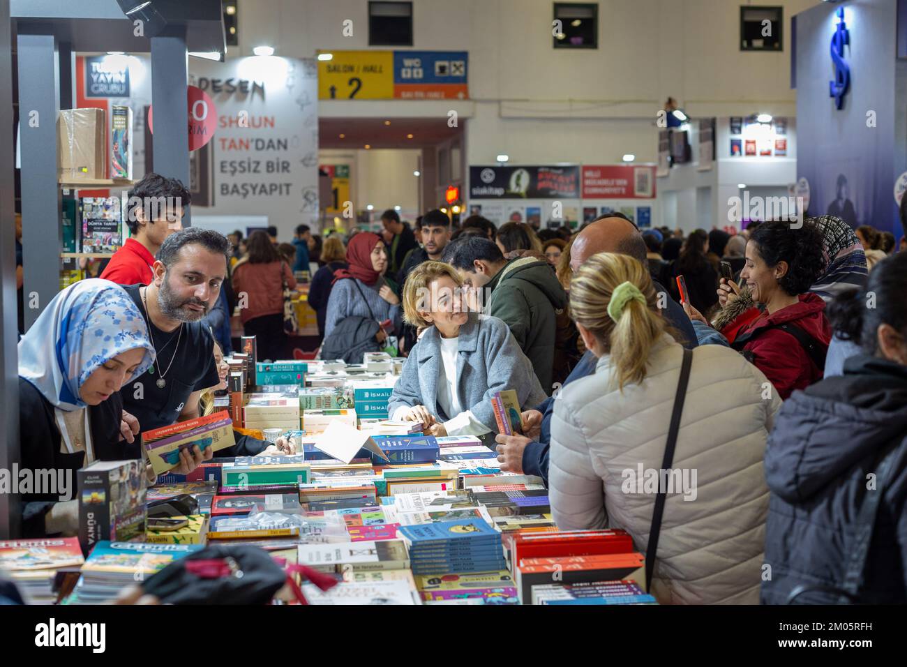 Istanbul, Türkei. 4. Dezember 2022: Nach dem Covid-19-Ausbruch in Beylikduzu, Istanbul Turkiye am 4. Dezember 2022, öffnete die Internationale Buchmesse Istanbul ihre Türen zum 39.. Mal im TUYAP Istanbul Fair and Congress Center. Organisiert von TUYAP, TUM Fuarcılä±k Yapım AS, in Zusammenarbeit mit der Vereinigung der türkischen Verleger, wird die Messe Buchrückgabe in die Stadt bis zum 11. Dezember fortgesetzt. (Kreditbild: © Tolga Ildun/ZUMA Press Wire) Kredit: ZUMA Press, Inc./Alamy Live News Stockfoto
