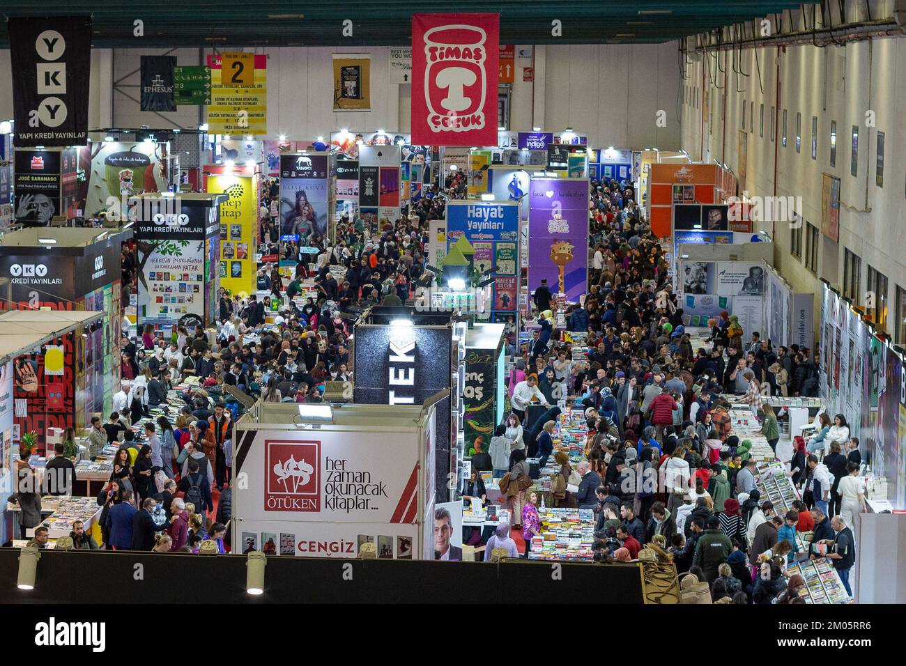Istanbul, Türkei. 4. Dezember 2022: Nach dem Covid-19-Ausbruch in Beylikduzu, Istanbul Turkiye am 4. Dezember 2022, öffnete die Internationale Buchmesse Istanbul ihre Türen zum 39.. Mal im TUYAP Istanbul Fair and Congress Center. Organisiert von TUYAP, TUM Fuarcılä±k Yapım AS, in Zusammenarbeit mit der Vereinigung der türkischen Verleger, wird die Messe Buchrückgabe in die Stadt bis zum 11. Dezember fortgesetzt. (Kreditbild: © Tolga Ildun/ZUMA Press Wire) Kredit: ZUMA Press, Inc./Alamy Live News Stockfoto