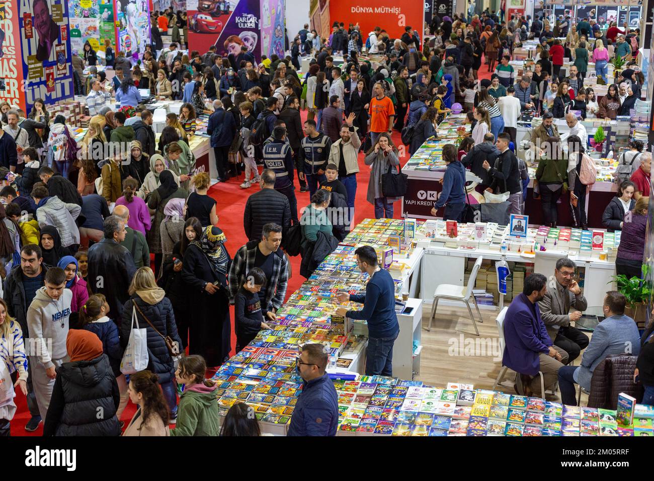 Istanbul, Türkei. 4. Dezember 2022: Nach dem Covid-19-Ausbruch in Beylikduzu, Istanbul Turkiye am 4. Dezember 2022, öffnete die Internationale Buchmesse Istanbul ihre Türen zum 39.. Mal im TUYAP Istanbul Fair and Congress Center. Organisiert von TUYAP, TUM FuarcÄ±lä±k YapÄ±m AS, in Zusammenarbeit mit der Vereinigung der türkischen Verleger, wird die Messe Buchrückgabe in die Stadt bis zum 11. Dezember fortgesetzt. (Kreditbild: © Tolga Ildun/ZUMA Press Wire) Kredit: ZUMA Press, Inc./Alamy Live News Stockfoto