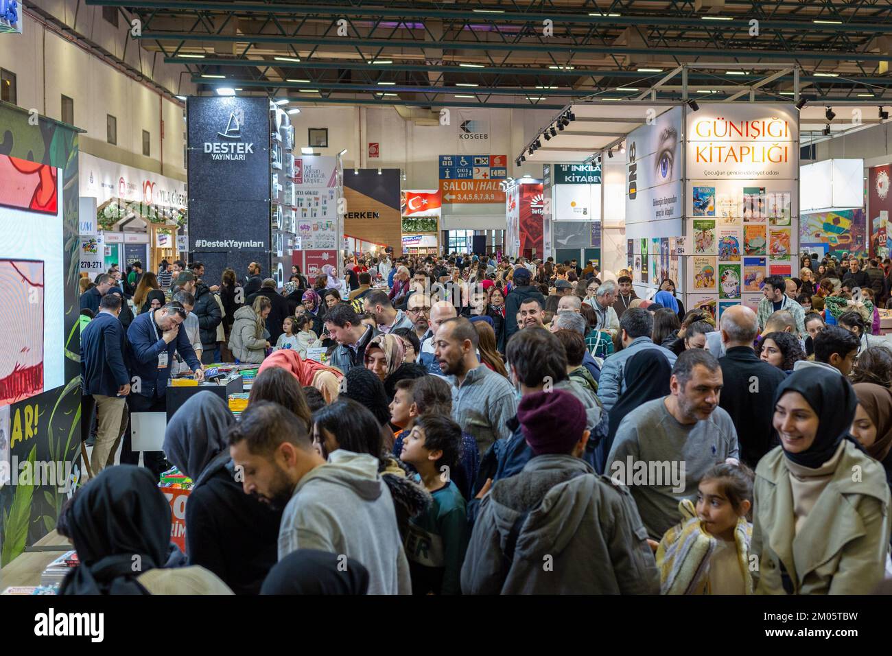 Istanbul, Türkei. 4. Dezember 2022: Nach dem Covid-19-Ausbruch in Beylikduzu, Istanbul Turkiye am 4. Dezember 2022, öffnete die Internationale Buchmesse Istanbul ihre Türen zum 39.. Mal im TUYAP Istanbul Fair and Congress Center. Organisiert von TUYAP, TUM Fuarcılä±k Yapım AS, in Zusammenarbeit mit der Vereinigung der türkischen Verleger, wird die Messe Buchrückgabe in die Stadt bis zum 11. Dezember fortgesetzt. (Kreditbild: © Tolga Ildun/ZUMA Press Wire) Kredit: ZUMA Press, Inc./Alamy Live News Stockfoto