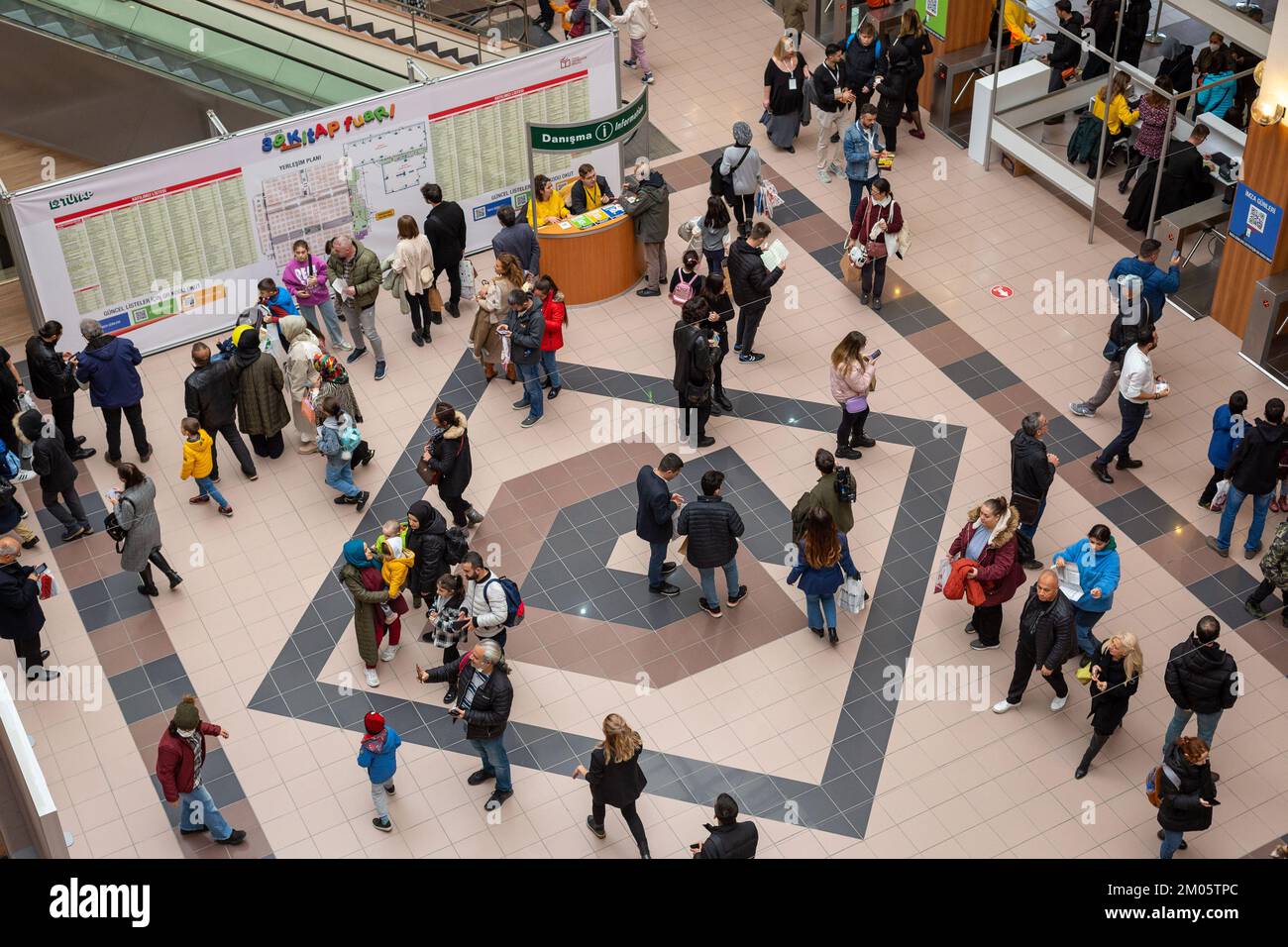Istanbul, Türkei. 4. Dezember 2022: Nach dem Covid-19-Ausbruch in Beylikduzu, Istanbul Turkiye am 4. Dezember 2022, öffnete die Internationale Buchmesse Istanbul ihre Türen zum 39.. Mal im TUYAP Istanbul Fair and Congress Center. Organisiert von TUYAP, TUM Fuarcılä±k Yapım AS, in Zusammenarbeit mit der Vereinigung der türkischen Verleger, wird die Messe Buchrückgabe in die Stadt bis zum 11. Dezember fortgesetzt. (Kreditbild: © Tolga Ildun/ZUMA Press Wire) Kredit: ZUMA Press, Inc./Alamy Live News Stockfoto