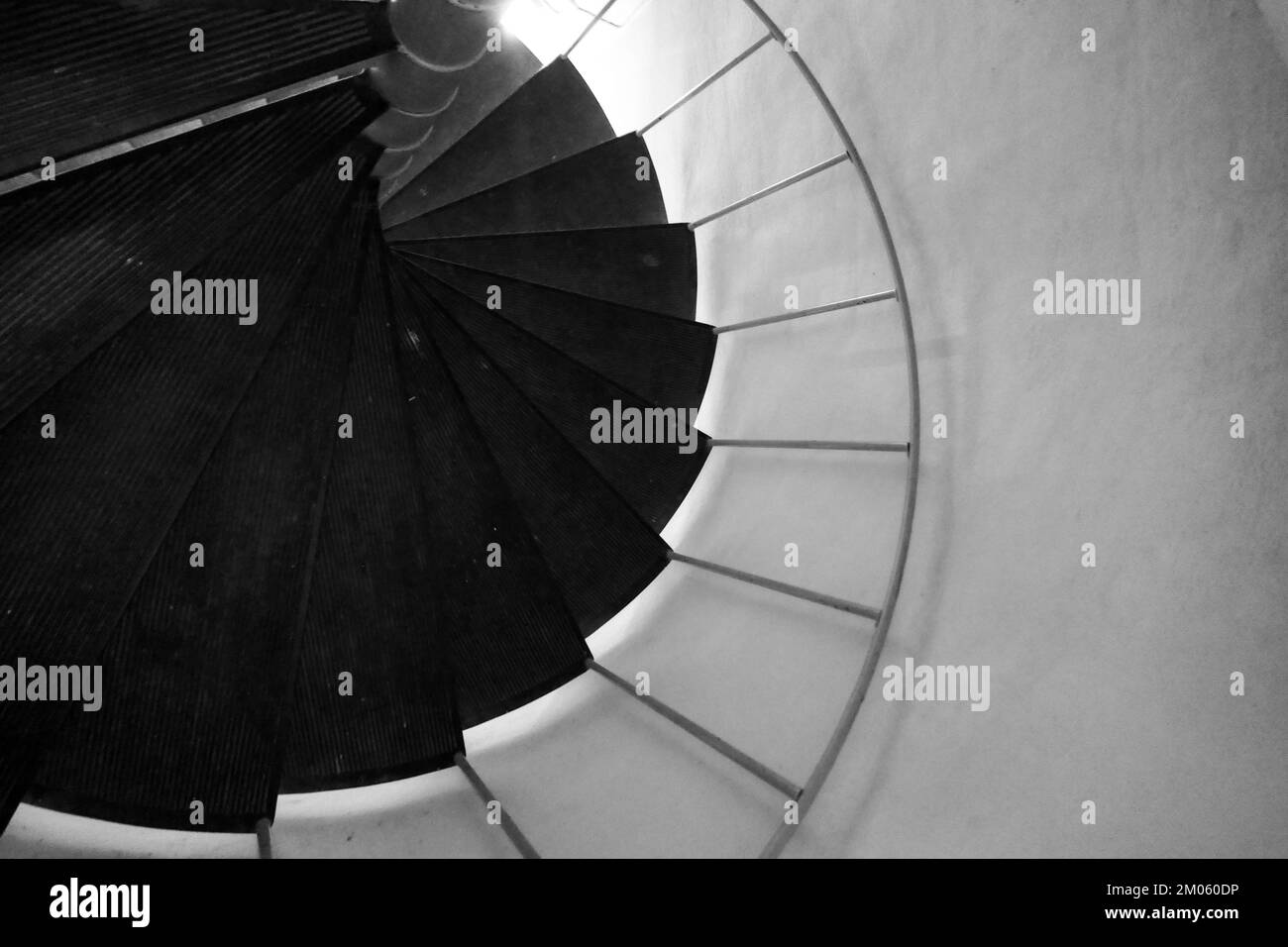 Blick von oben auf die Wendeltreppe in Schwarz und Weiß Stockfoto