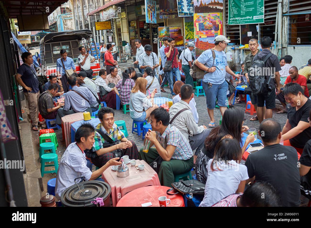 Kunden in einem Straßencafé in Yangon Myanmar Stockfoto