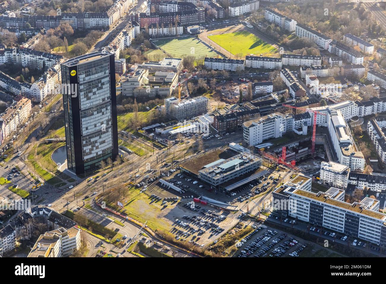 Luftaufnahme, ARAG-Tower mit Baustelle an der Mercedesstraße Ecke Münsterstraße mit neuem Büro- und Wohnkomplex im Stadtteil Düsselta Stockfoto