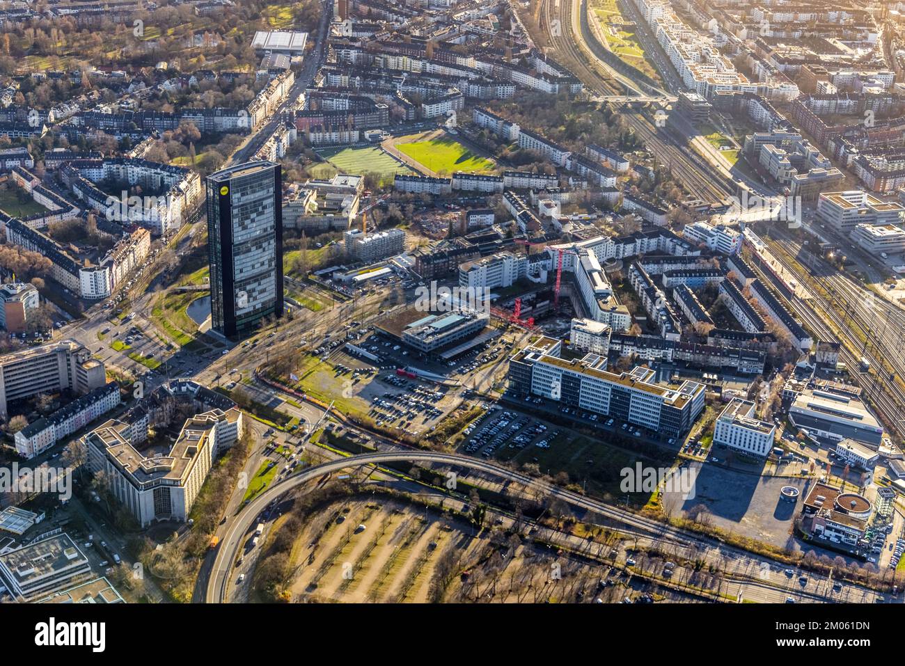 Luftaufnahme, ARAG-Tower mit Baustelle an der Mercedesstraße Ecke Münsterstraße mit neuem Büro- und Wohnkomplex im Stadtteil Düsselta Stockfoto