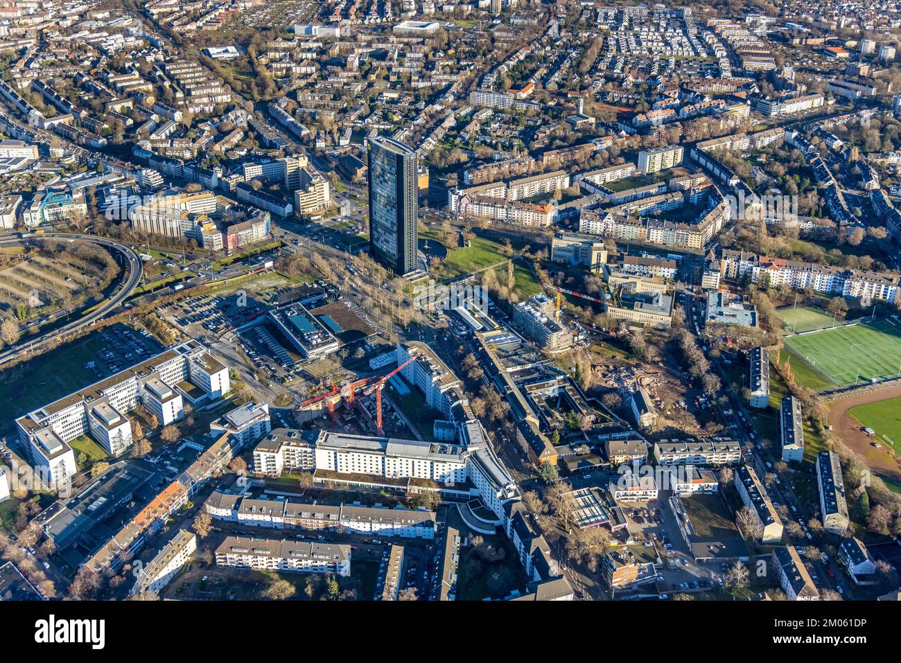 Luftaufnahme, ARAG-Turm mit Baustelle in der Mercedesstraße mit neuem Büro- und Wohnkomplex im Düsseltal-Bezirk in Düsseldorf, Rhinelan Stockfoto
