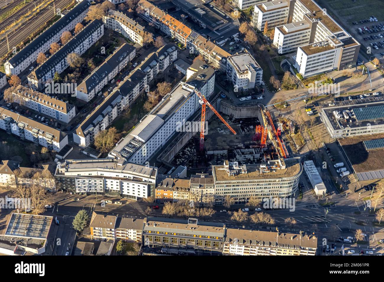 Luftaufnahme, Baustelle an der Mercedesstraße Ecke Münsterstraße mit Neubau des Büro- und Wohnkomplexes im Düsseltal-Bezirk in Düs Stockfoto