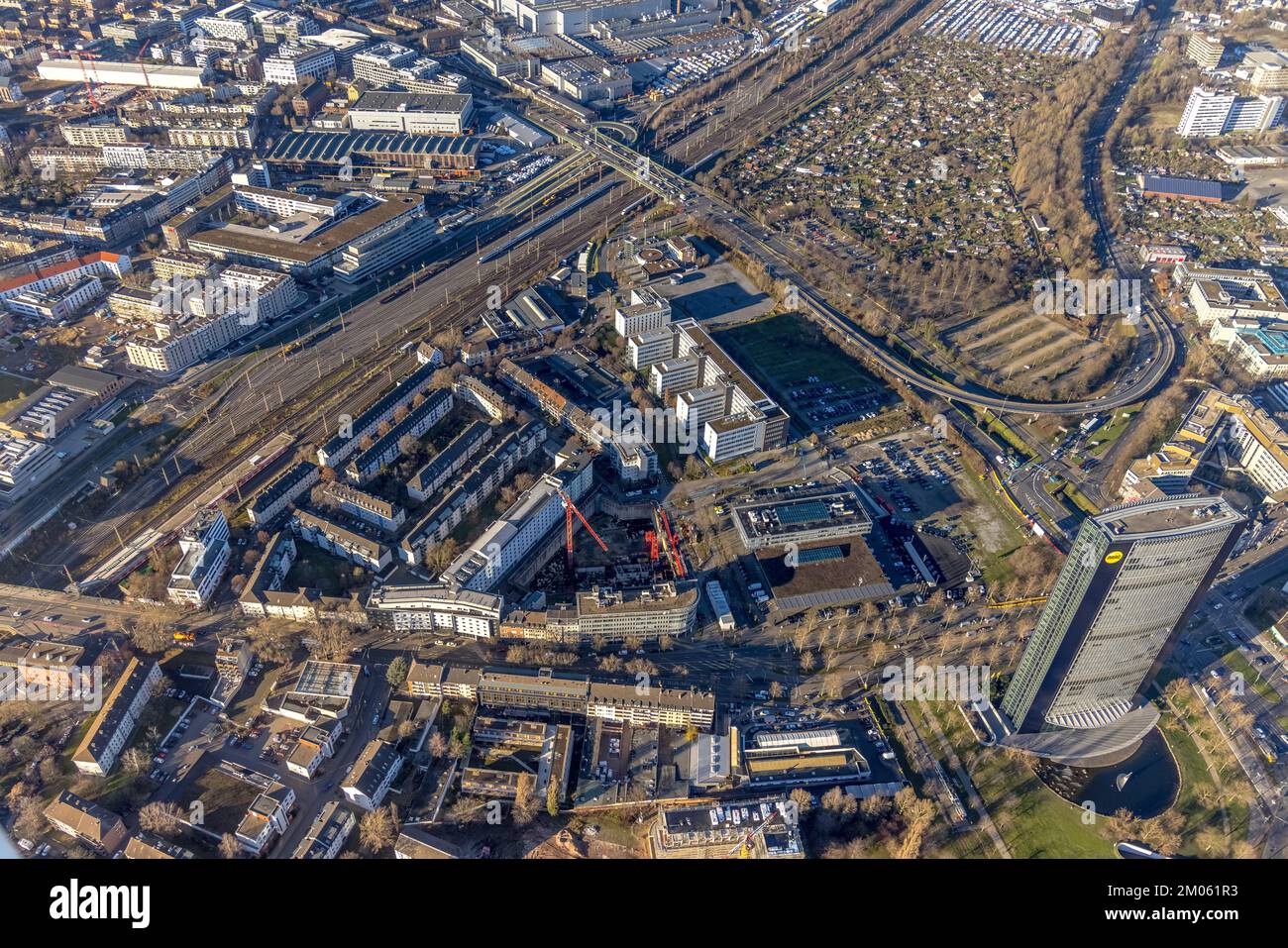 Luftaufnahme, ARAG-Turm mit Baustelle in der Mercedesstraße mit neuem Büro- und Wohnkomplex im Düsseltal-Bezirk in Düsseldorf, Rhinelan Stockfoto