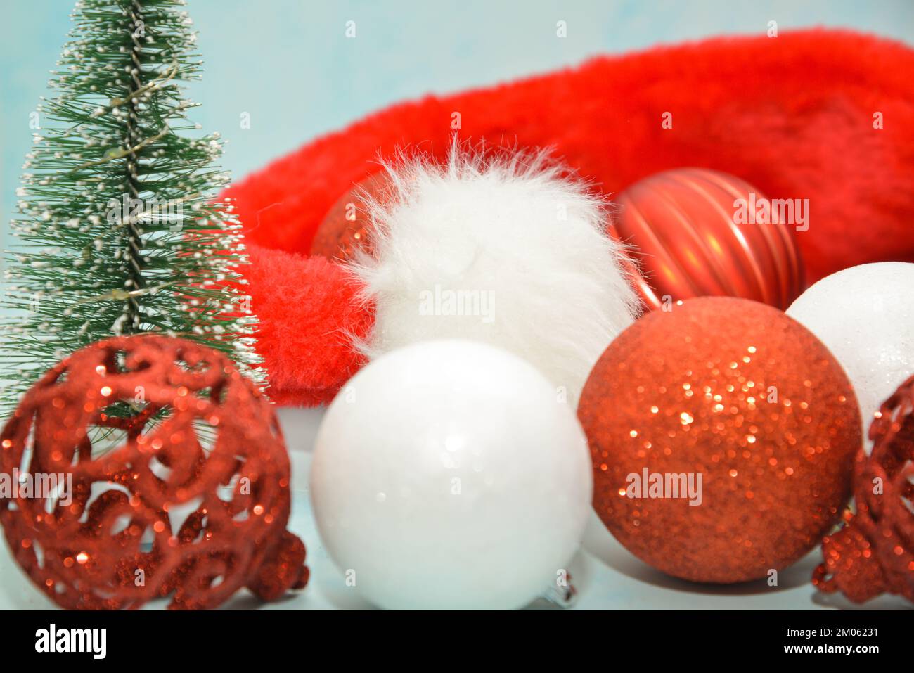 Weihnachtsdekorationen auf hellblauem Hintergrund, flach liegend. Platz für Text Stockfoto