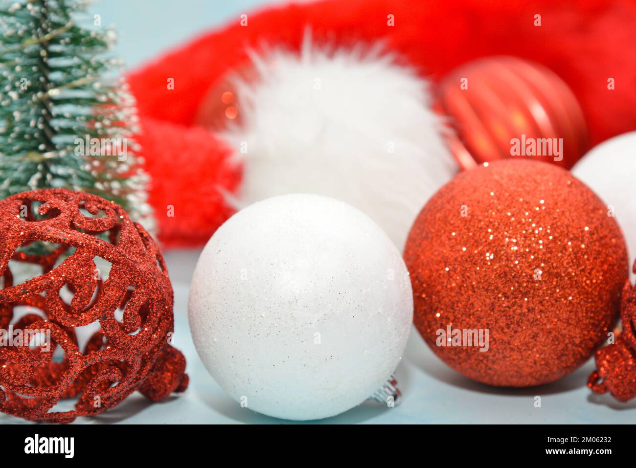 Weihnachtsdekorationen auf hellblauem Hintergrund, flach liegend. Platz für Text Stockfoto