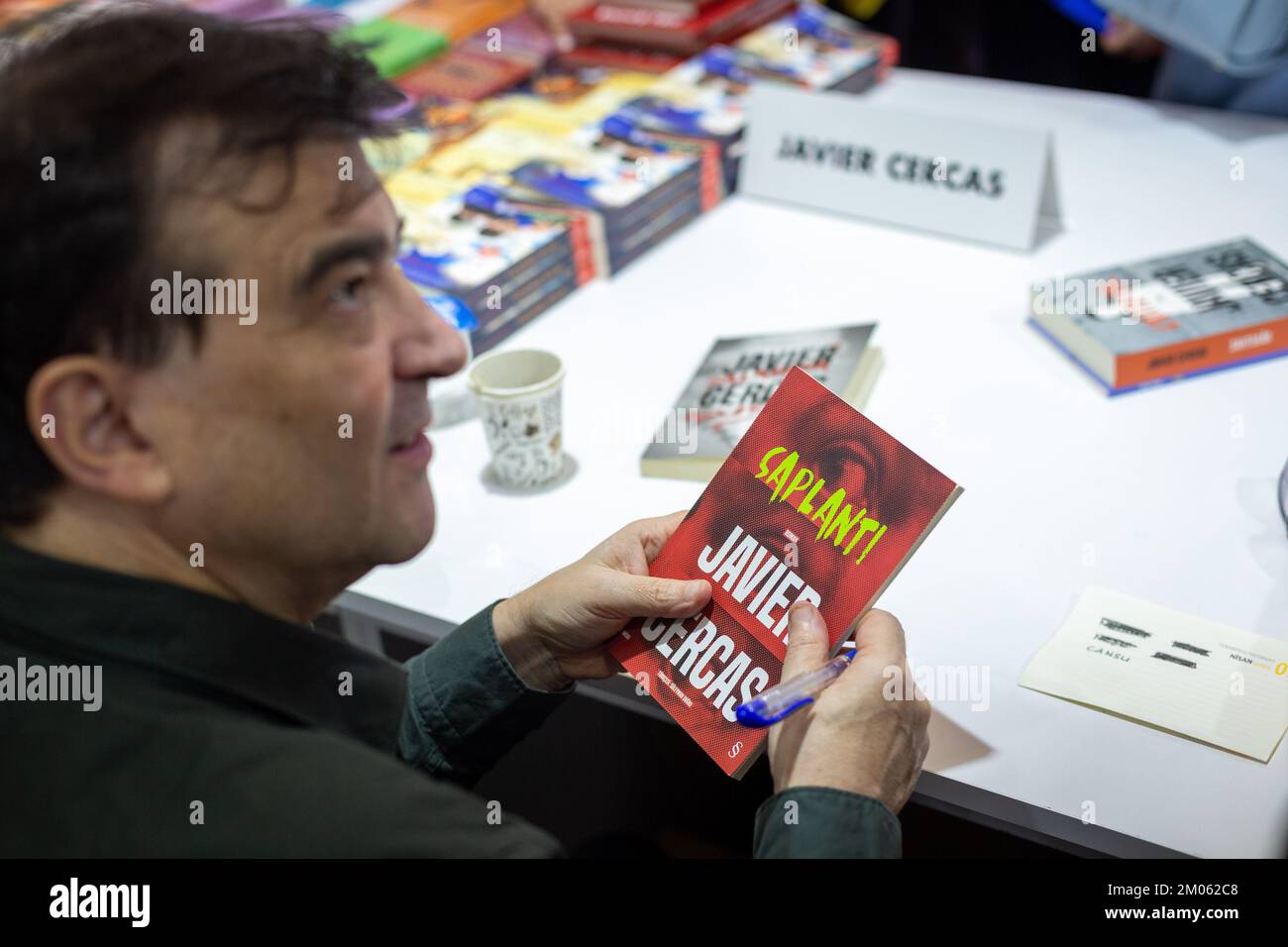 Istanbul, Türkei. 4. Dezember 2022: Der berühmte spanische Schriftsteller Javier Cercas signiert seine Bücher für seine Fans am Tag der Unterzeichnung der Internationalen Buchmesse Istanbul 39. in Beylikduzu, Istanbul Turkiye am 4. Dezember 2022. Die Internationale Buchmesse Istanbul öffnete nach dem Covid-19-Ausbruch ihre Türen zum 39.. Mal im TUYAP Istanbul Fair and Congress Center. Organisiert von TUYAP, TUM Fuarcılä±k Yapım AS, in Zusammenarbeit mit der Vereinigung der türkischen Verleger, wird die Messe Buchrückgabe in die Stadt bis zum 11. Dezember fortgesetzt. (Kreditbild: © Tolga Ildun/ZUMA Press Wire) Kredit: ZU Stockfoto