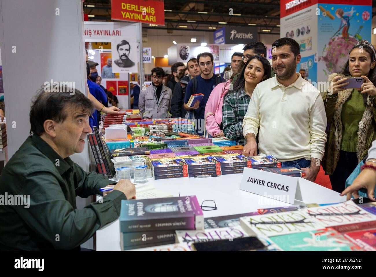 Istanbul, Türkei. 4. Dezember 2022: Der berühmte spanische Schriftsteller Javier Cercas signiert seine Bücher für seine Fans am Tag der Unterzeichnung der Internationalen Buchmesse Istanbul 39. in Beylikduzu, Istanbul Turkiye am 4. Dezember 2022. Die Internationale Buchmesse Istanbul öffnete nach dem Covid-19-Ausbruch ihre Türen zum 39.. Mal im TUYAP Istanbul Fair and Congress Center. Organisiert von TUYAP, TUM Fuarcılä±k Yapım AS, in Zusammenarbeit mit der Vereinigung der türkischen Verleger, wird die Messe Buchrückgabe in die Stadt bis zum 11. Dezember fortgesetzt. (Kreditbild: © Tolga Ildun/ZUMA Press Wire) Kredit: ZU Stockfoto