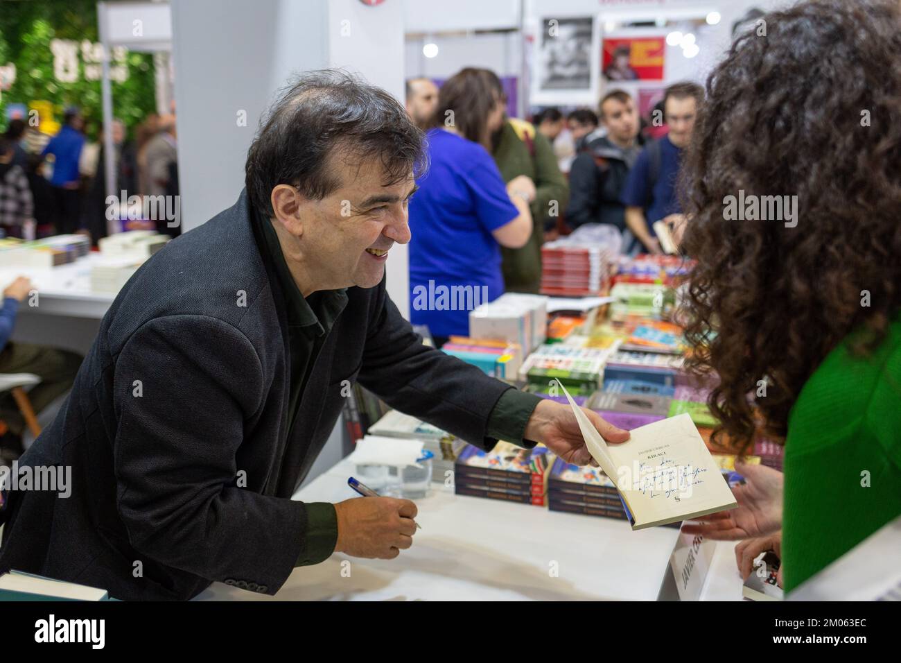 Istanbul, Türkei. 4. Dezember 2022: Der berühmte spanische Schriftsteller Javier Cercas signiert seine Bücher für seine Fans am Tag der Unterzeichnung der Internationalen Buchmesse Istanbul 39. in Beylikduzu, Istanbul Turkiye am 4. Dezember 2022. Die Internationale Buchmesse Istanbul öffnete nach dem Covid-19-Ausbruch ihre Türen zum 39.. Mal im TUYAP Istanbul Fair and Congress Center. Organisiert von TUYAP, TUM Fuarcılä±k Yapım AS, in Zusammenarbeit mit der Vereinigung der türkischen Verleger, wird die Messe Buchrückgabe in die Stadt bis zum 11. Dezember fortgesetzt. (Kreditbild: © Tolga Ildun/ZUMA Press Wire) Kredit: ZU Stockfoto