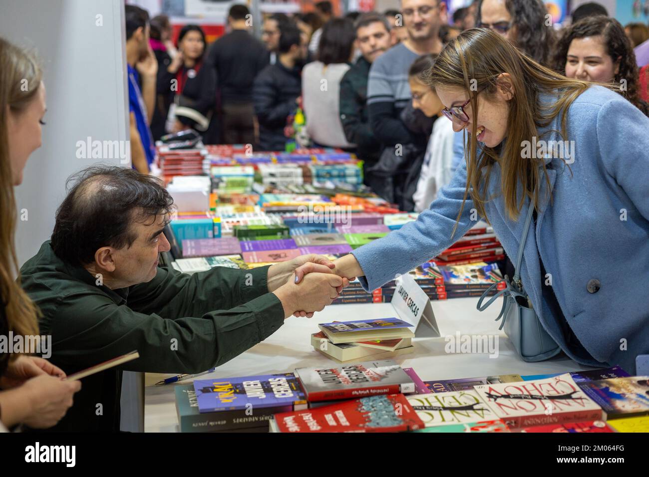 Istanbul, Türkei. 4. Dezember 2022: Der berühmte spanische Schriftsteller Javier Cercas signiert seine Bücher für seine Fans am Tag der Unterzeichnung der Internationalen Buchmesse Istanbul 39. in Beylikduzu, Istanbul Turkiye am 4. Dezember 2022. Die Internationale Buchmesse Istanbul öffnete nach dem Covid-19-Ausbruch ihre Türen zum 39.. Mal im TUYAP Istanbul Fair and Congress Center. Organisiert von TUYAP, TUM Fuarcılä±k Yapım AS, in Zusammenarbeit mit der Vereinigung der türkischen Verleger, wird die Messe Buchrückgabe in die Stadt bis zum 11. Dezember fortgesetzt. (Kreditbild: © Tolga Ildun/ZUMA Press Wire) Kredit: ZU Stockfoto