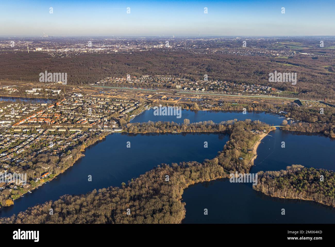 Luftaufnahme, geplantes neues Duisburger Wohnviertel am ehemaligen Marshalling-Hof Wedau und Six Lakes Plate mit Blick auf das Dorf Bissingheim im di Stockfoto