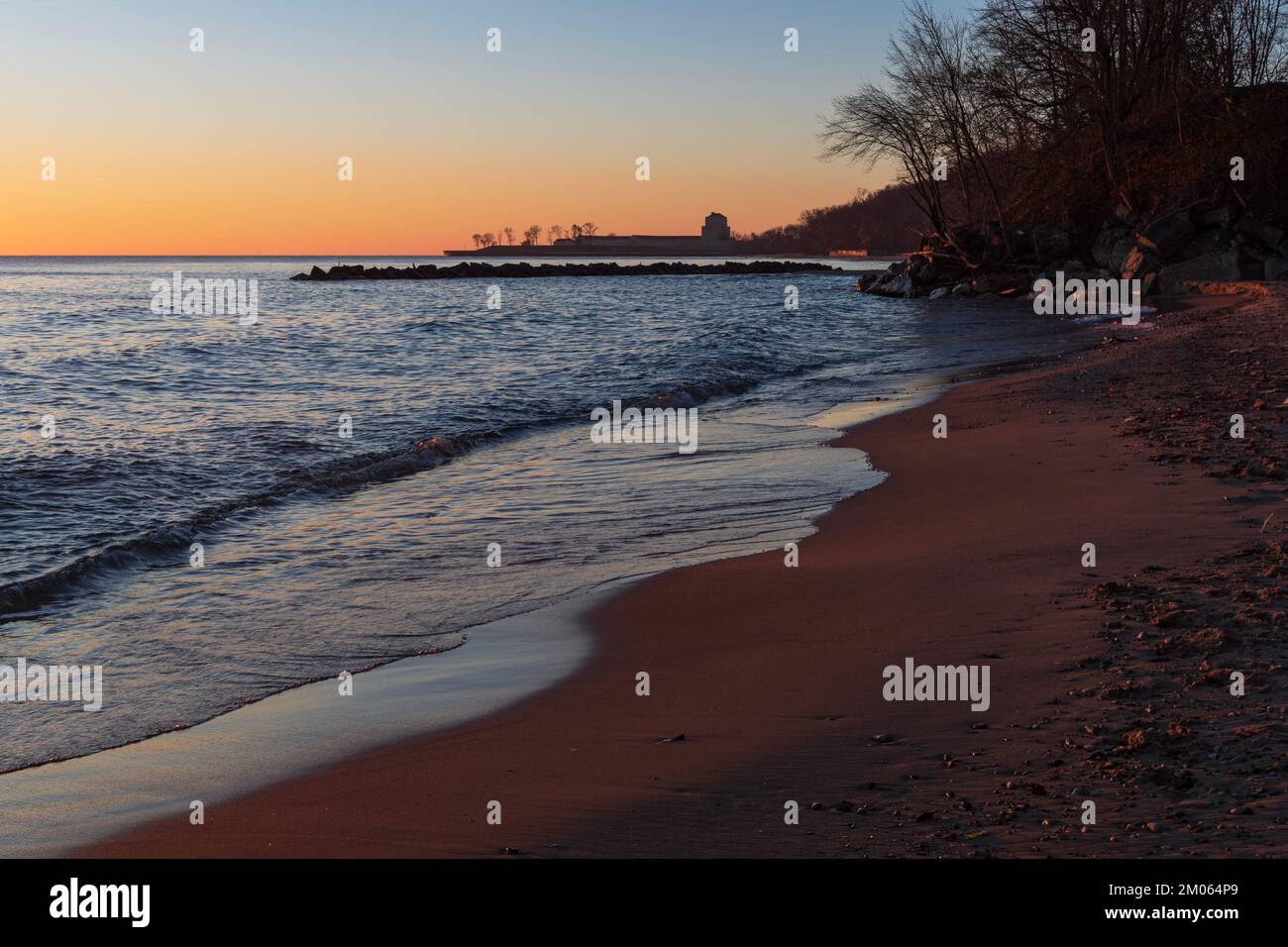 Am Nordufer des Lake michigan milwaukee wisconsin bei Tagesanbruch mit Wasseraufbereitungsanlage am Horizont Stockfoto