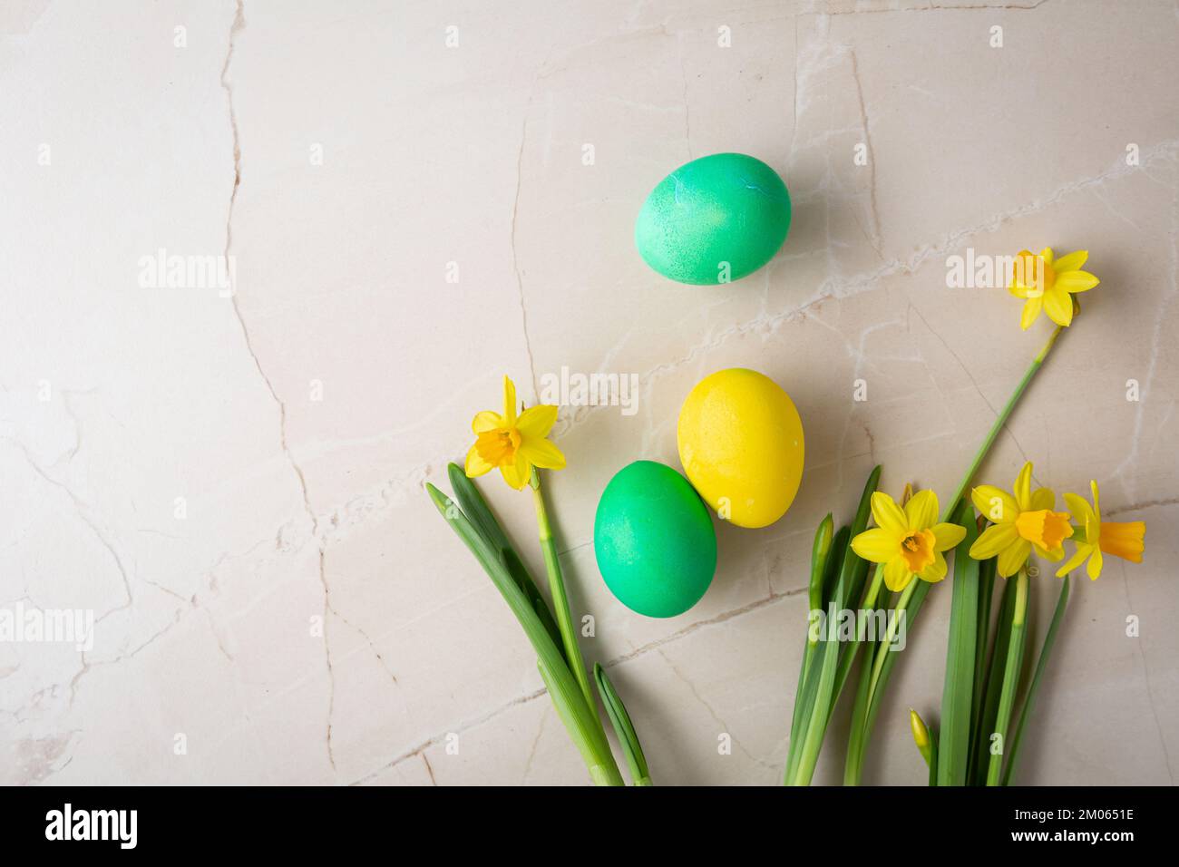 Färben Sie Ostereier und -Blumen im Frühling Stockfoto