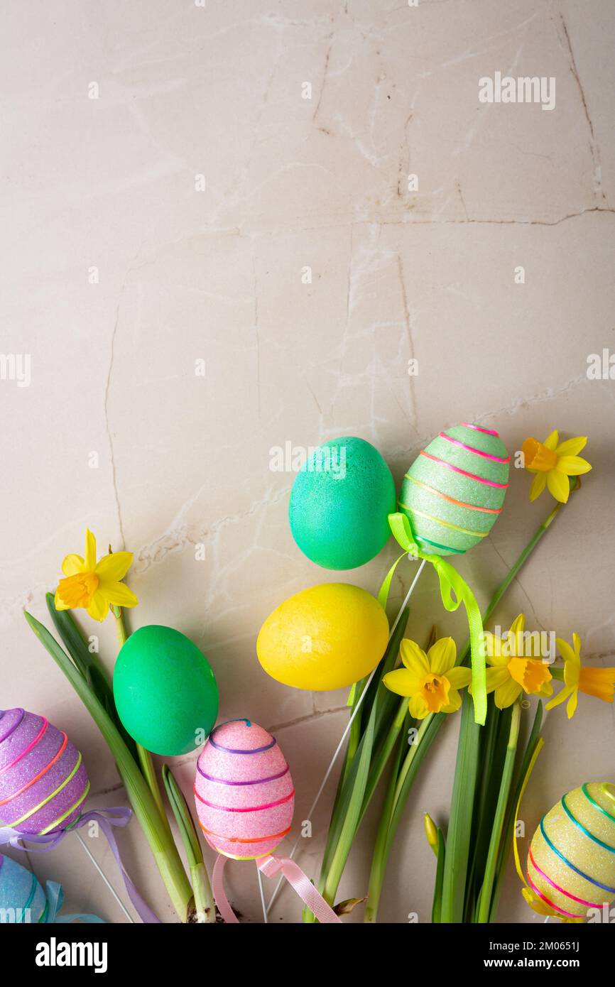 Farb Frühling Ostereier und Blumen Kopierraum Stockfoto