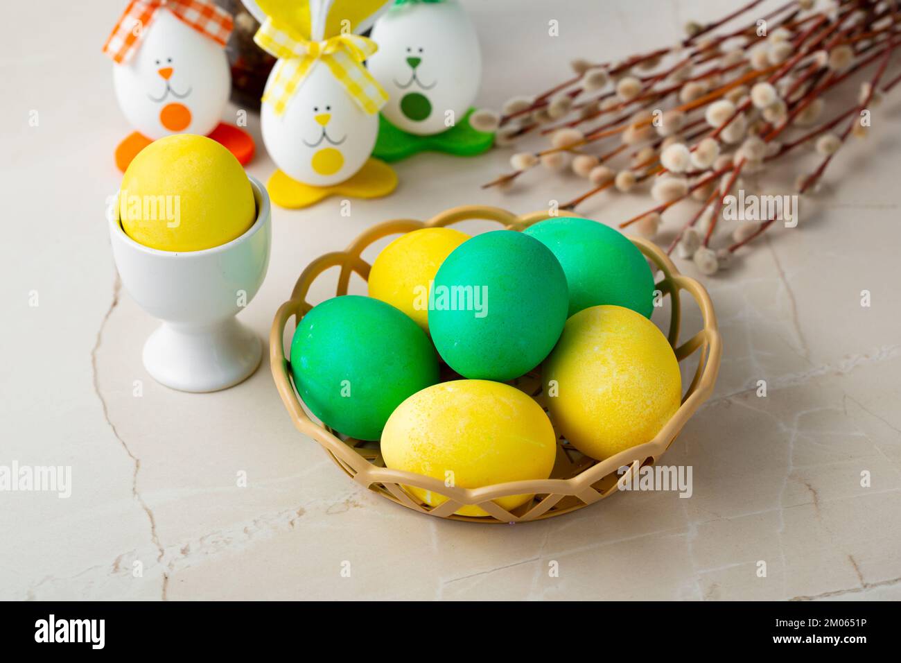 Färben Sie Ostereier und Weidenfutter im Frühling Stockfoto
