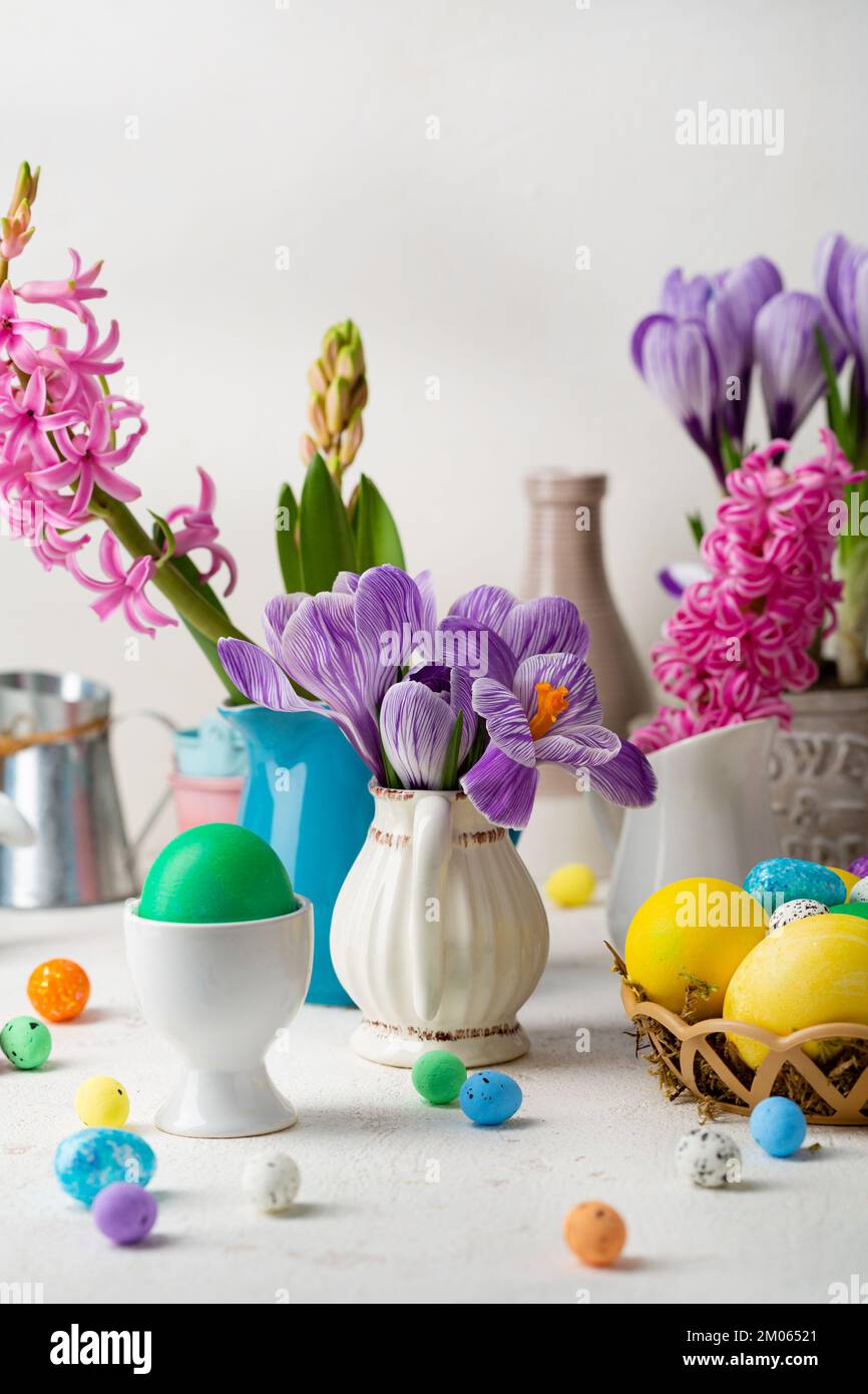 Osterkomposition im Frühling mit Blumen und Eiern Stockfoto