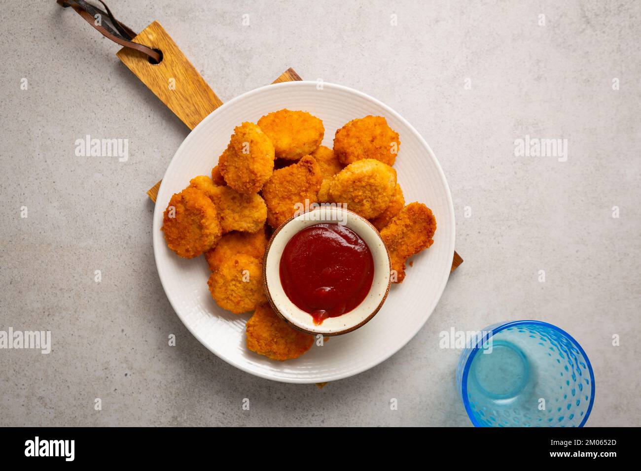 Blick von oben auf knusprige Nuggets auf dem Teller von Fast Food Stockfoto