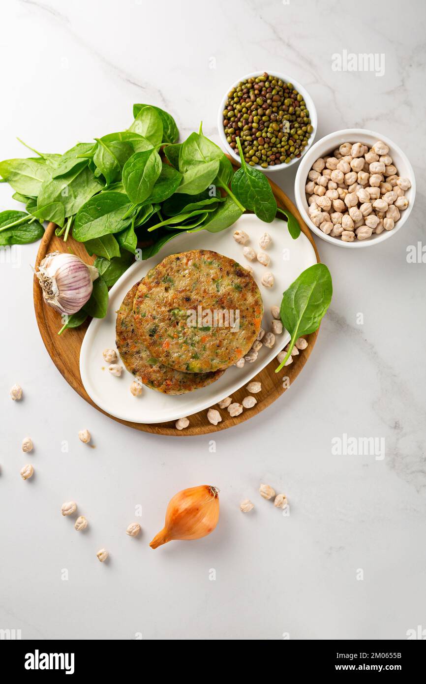 Vegane Kichererbsen-Pfannkuchen auf Holzteller gesundes Essen Stockfoto