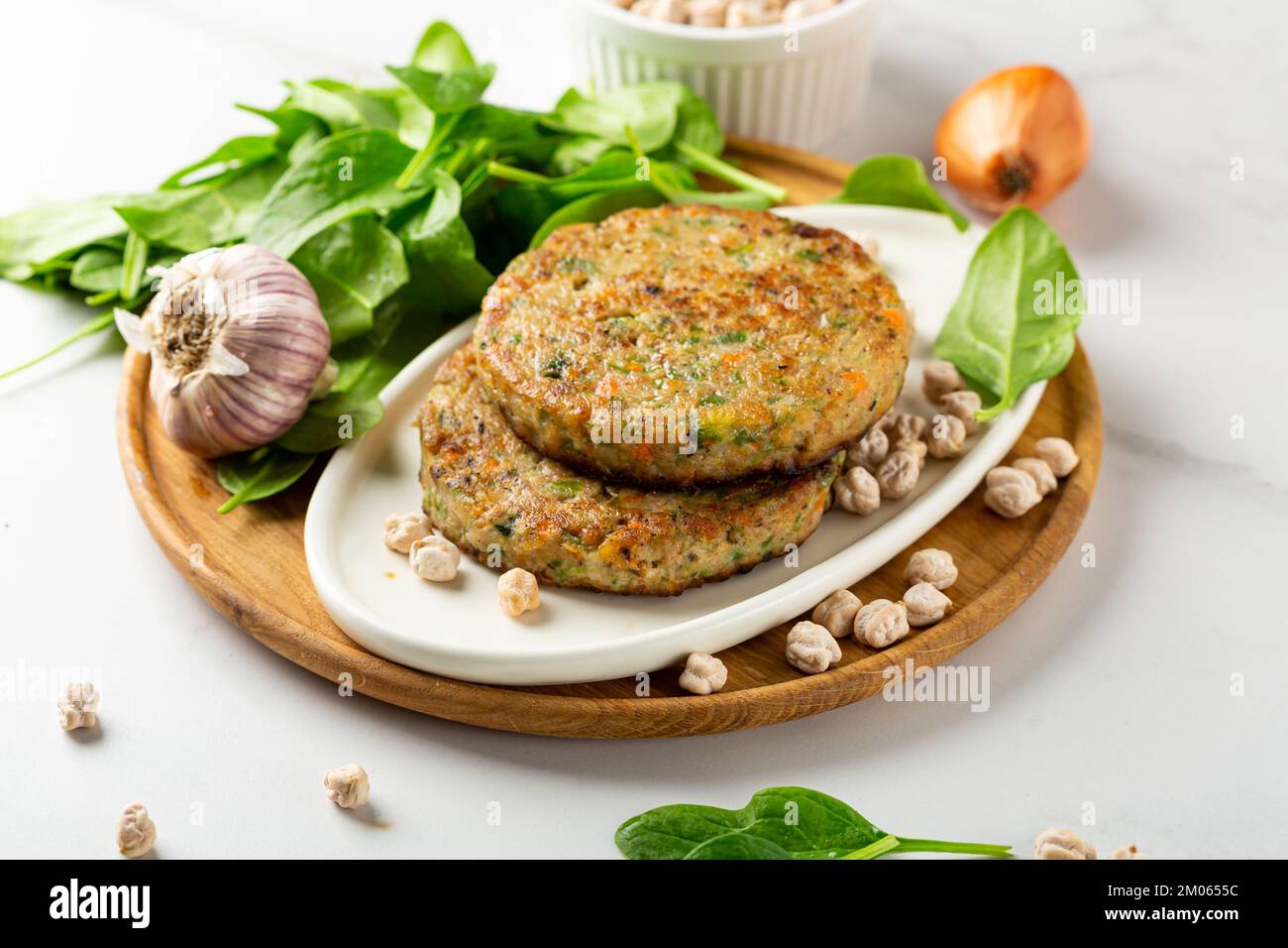 Nahaufnahme von Vegan Kichererbse Pfannkuchen auf Holzplatte gesunde Lebensmittel Stockfoto