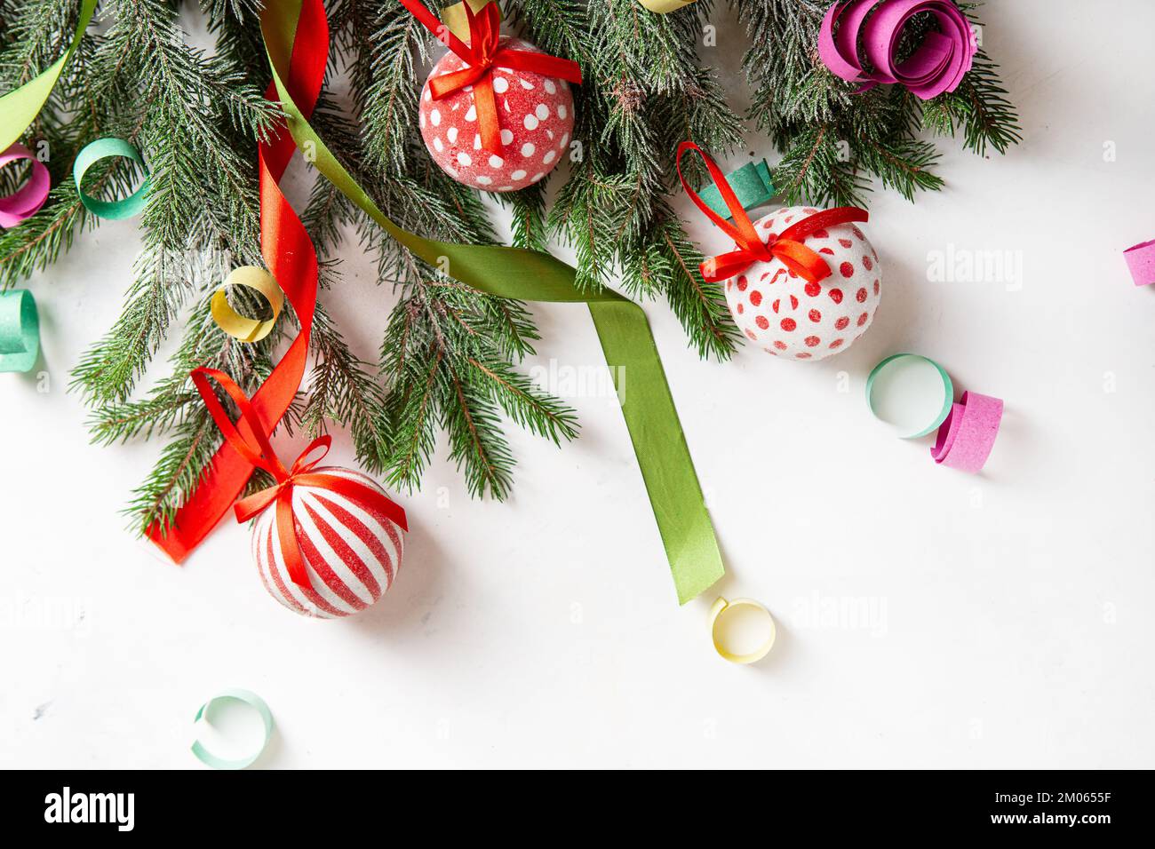 Weißer Weihnachtshintergrund mit grünen Zweigen im Weihnachtsdekor Stockfoto