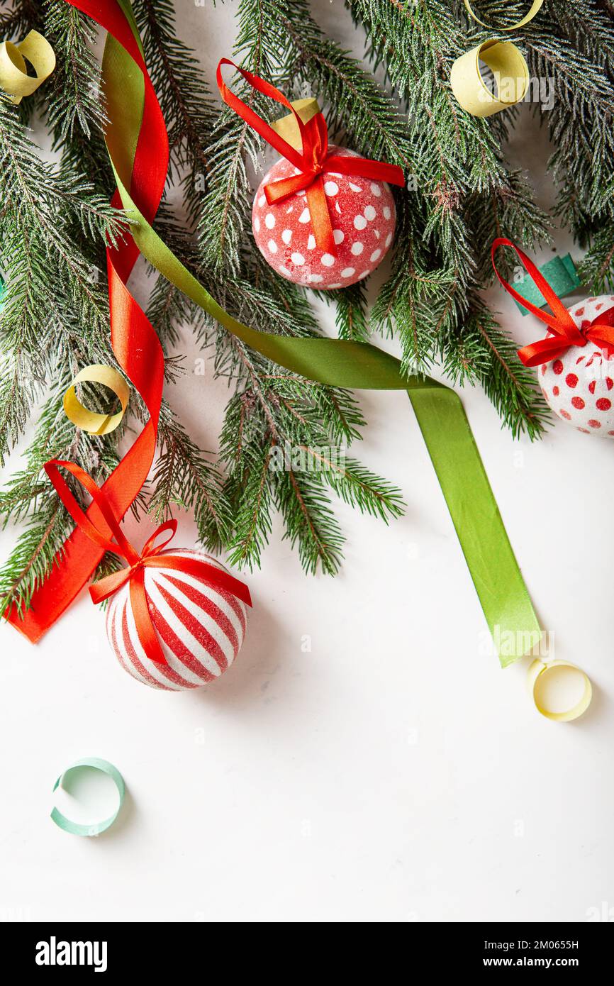 Weißer Weihnachtshintergrund mit grünen Zweigen Feiertag Stockfoto