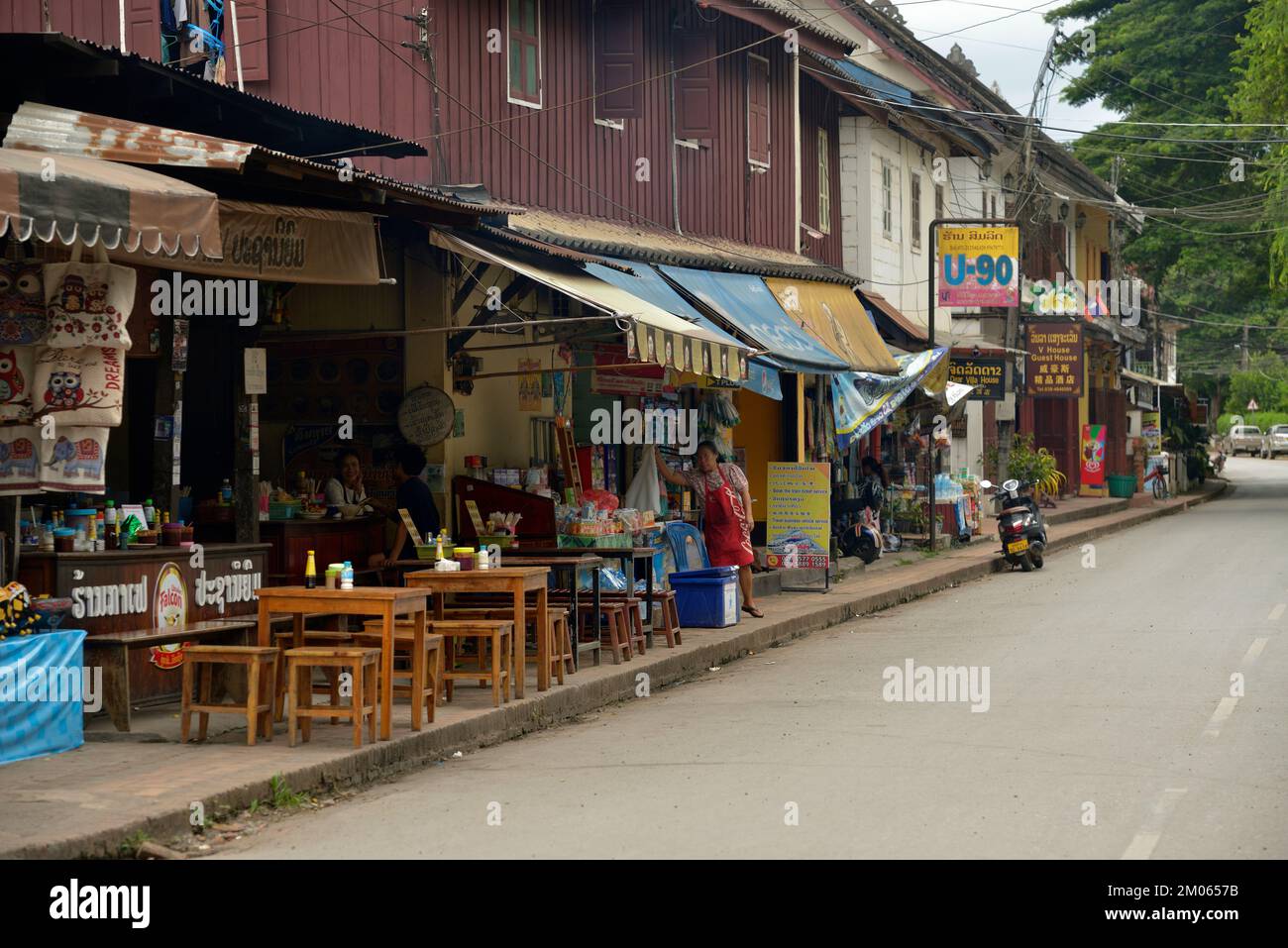 Nach der Covid-19-Pandemie kehrt der Tourismus langsam nach Luang Prabang, Laos, zurück. Stockfoto