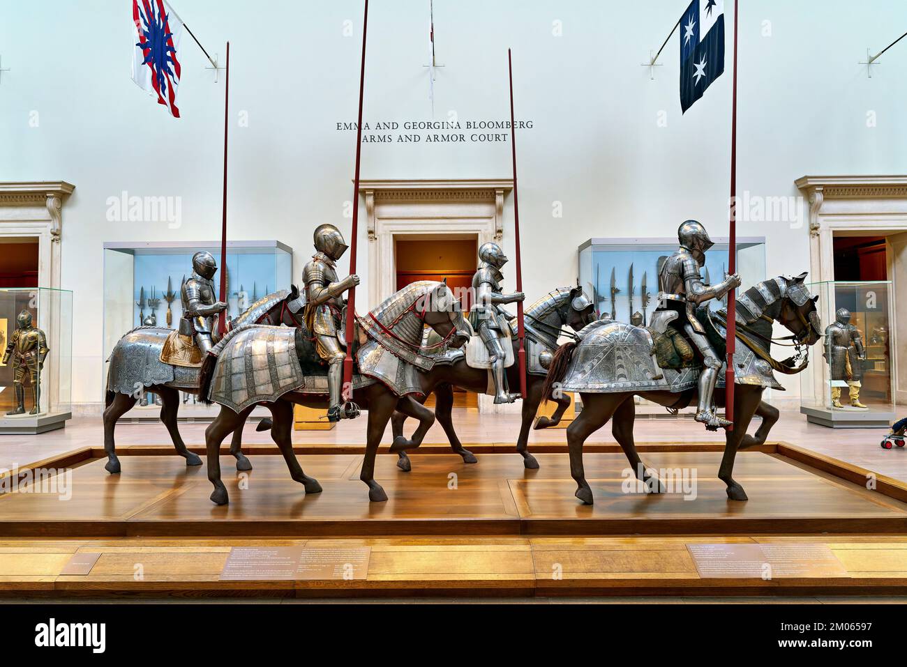 New York. Manhattan. Vereinigte Staaten. Das Metropolitan Museum of Art. Waffen und Rüstung, Mittelalter Haupthalle Stockfoto