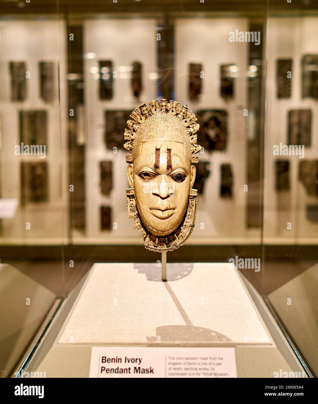 New York. Manhattan. Vereinigte Staaten. Das Metropolitan Museum of Art. Benin Elfenbein Hängemaske Stockfoto