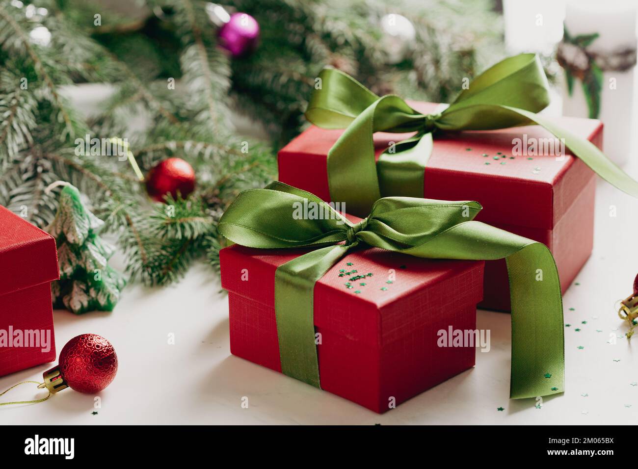 Nahaufnahme der roten Weihnachtsgeschenkbox mit grüner Schleife Stockfoto