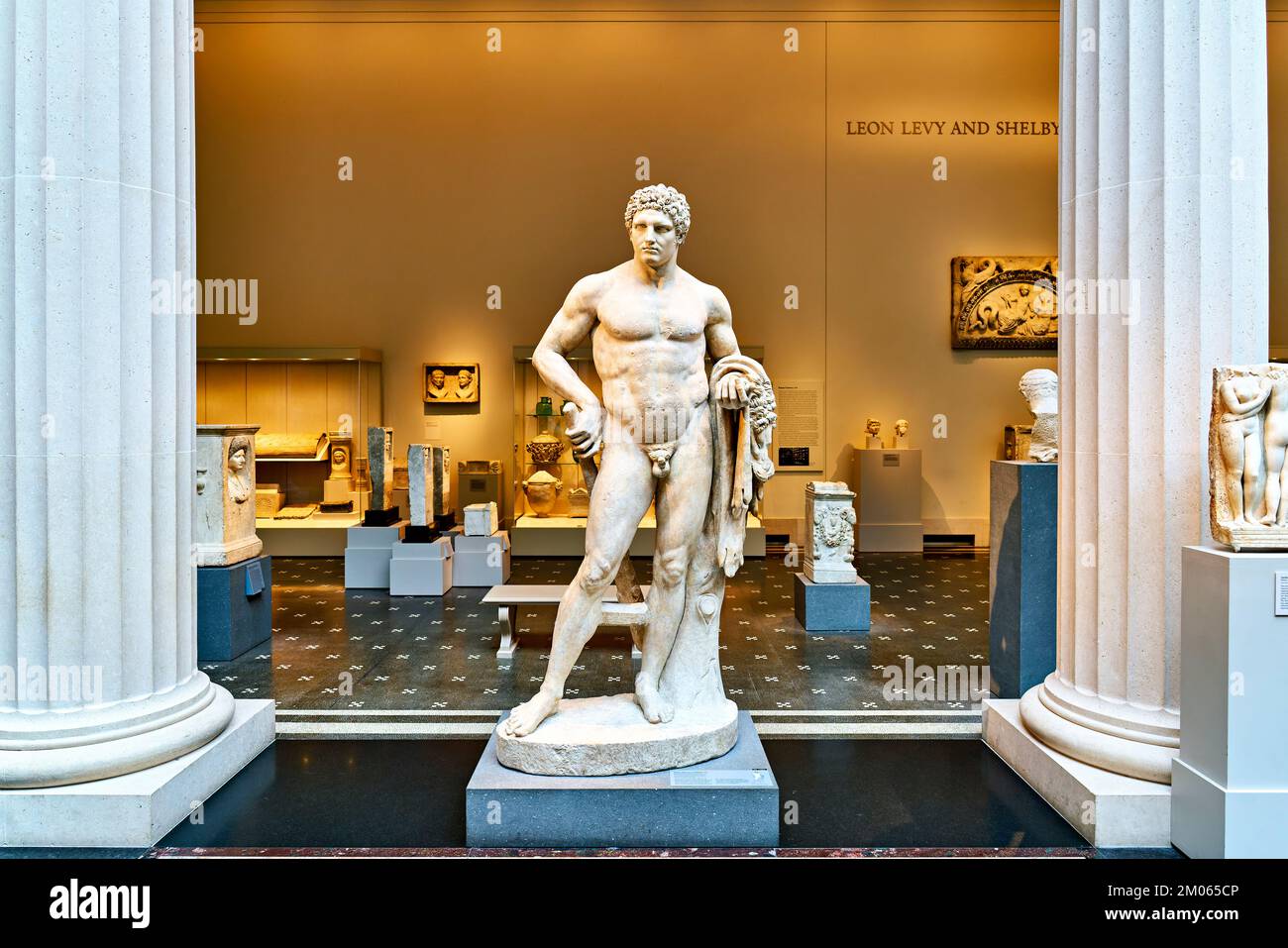 New York. Manhattan. Vereinigte Staaten. Das Metropolitan Museum of Art. Marmorstatue von Herkules. Griechische und römische Galerien Stockfoto