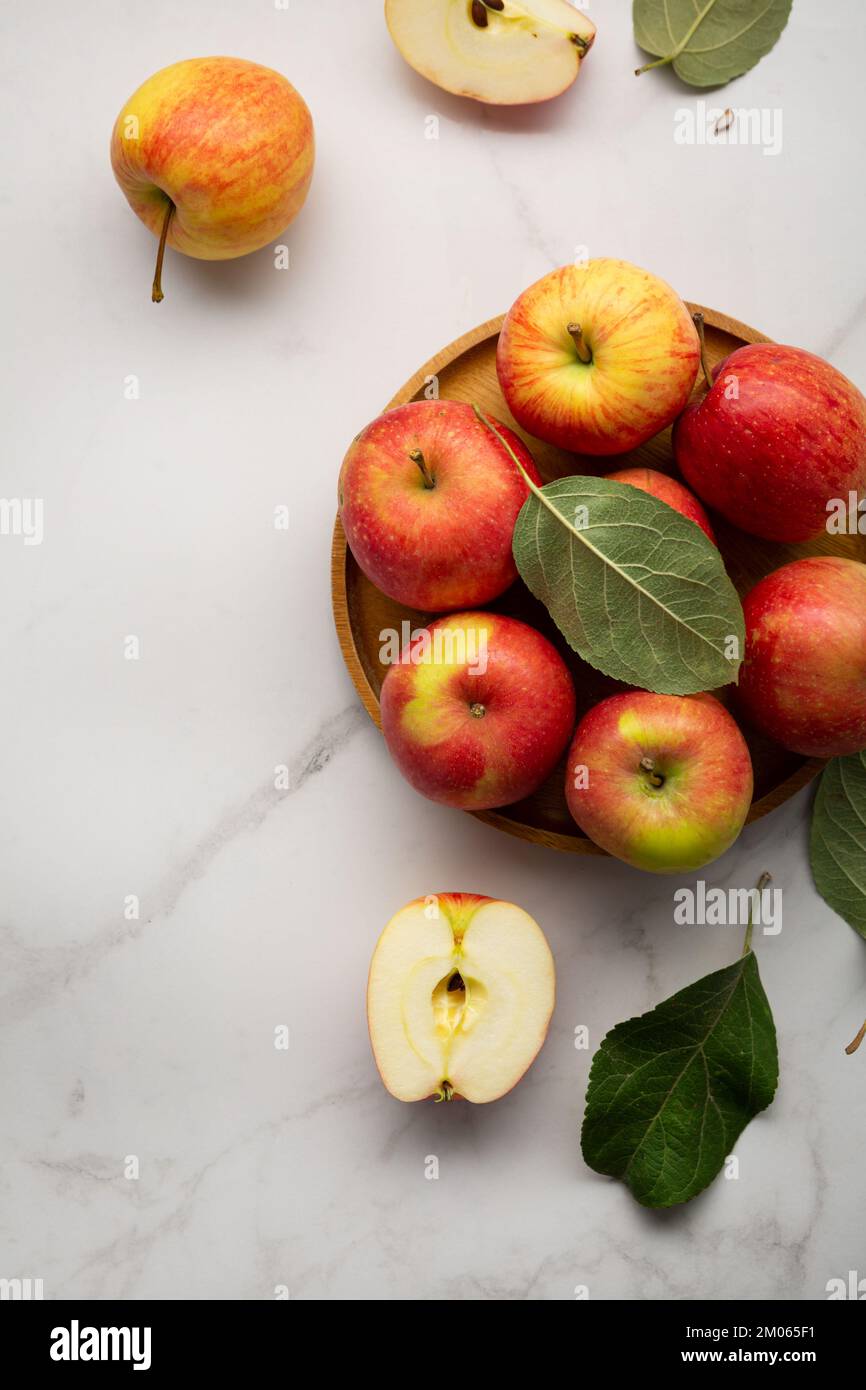 Top View rote Äpfel auf dem Teller frisches Obst Stockfoto
