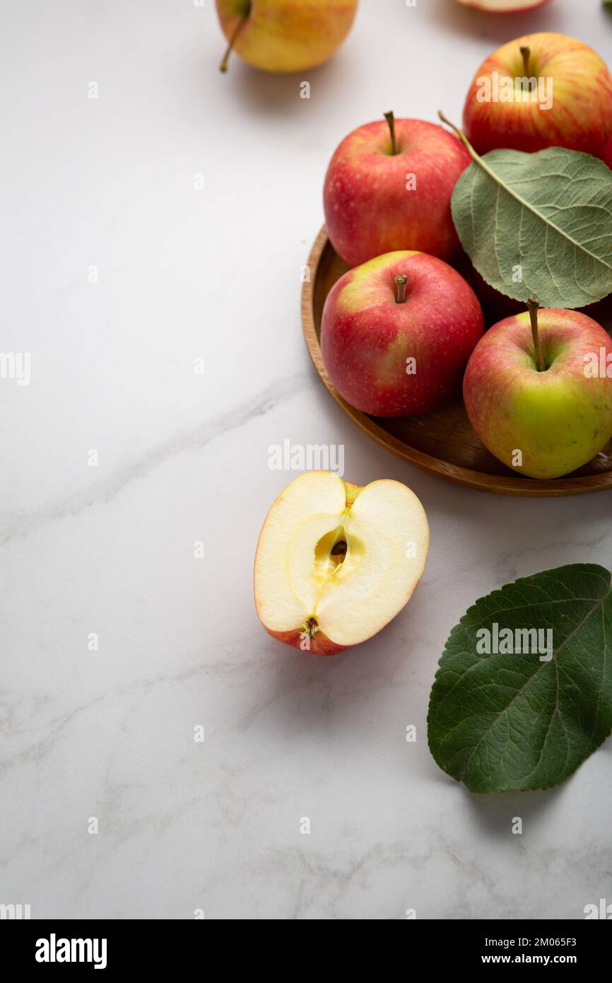 Schließen Sie die roten Äpfel auf dem Teller mit frischem Obst Stockfoto